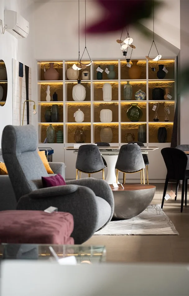 salon-unutrasnjost-izlozbeni-prostor-fotelja.jpg