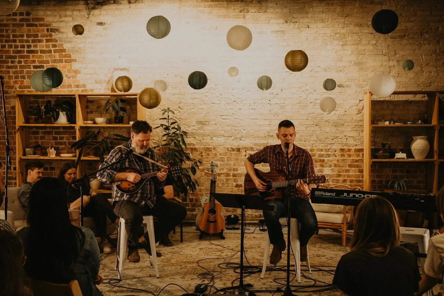 Watching these two friends perform together was so sweet. Tons of laughs and tender moments. Every time we see artists collaborating with other artists we get stoked! We believe that we go farther when we go together and we make better when we make t