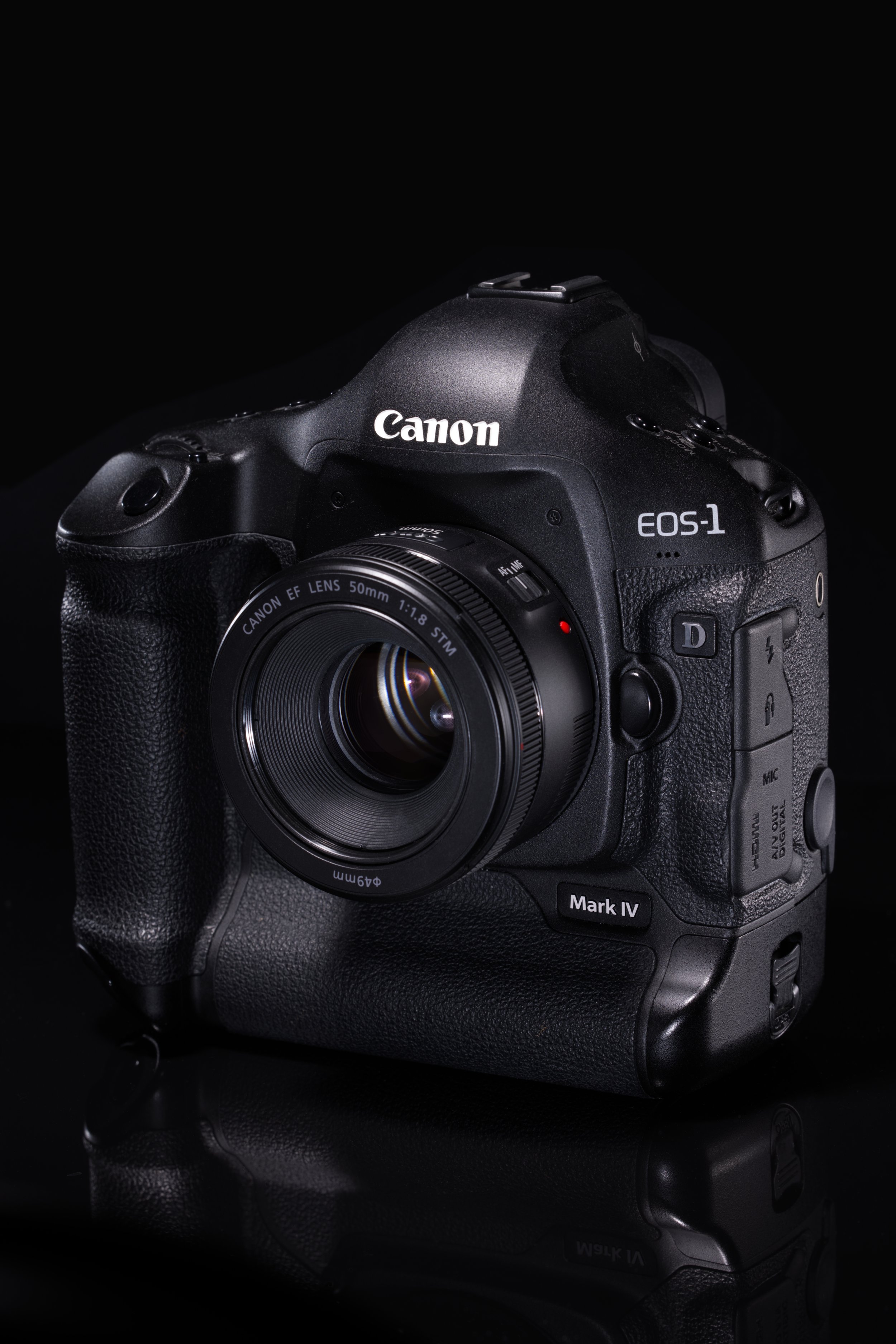 Canon EOS-1 Mark IV fotograferad mot svart bakgrund och svart spegelunderlag med low key stil.