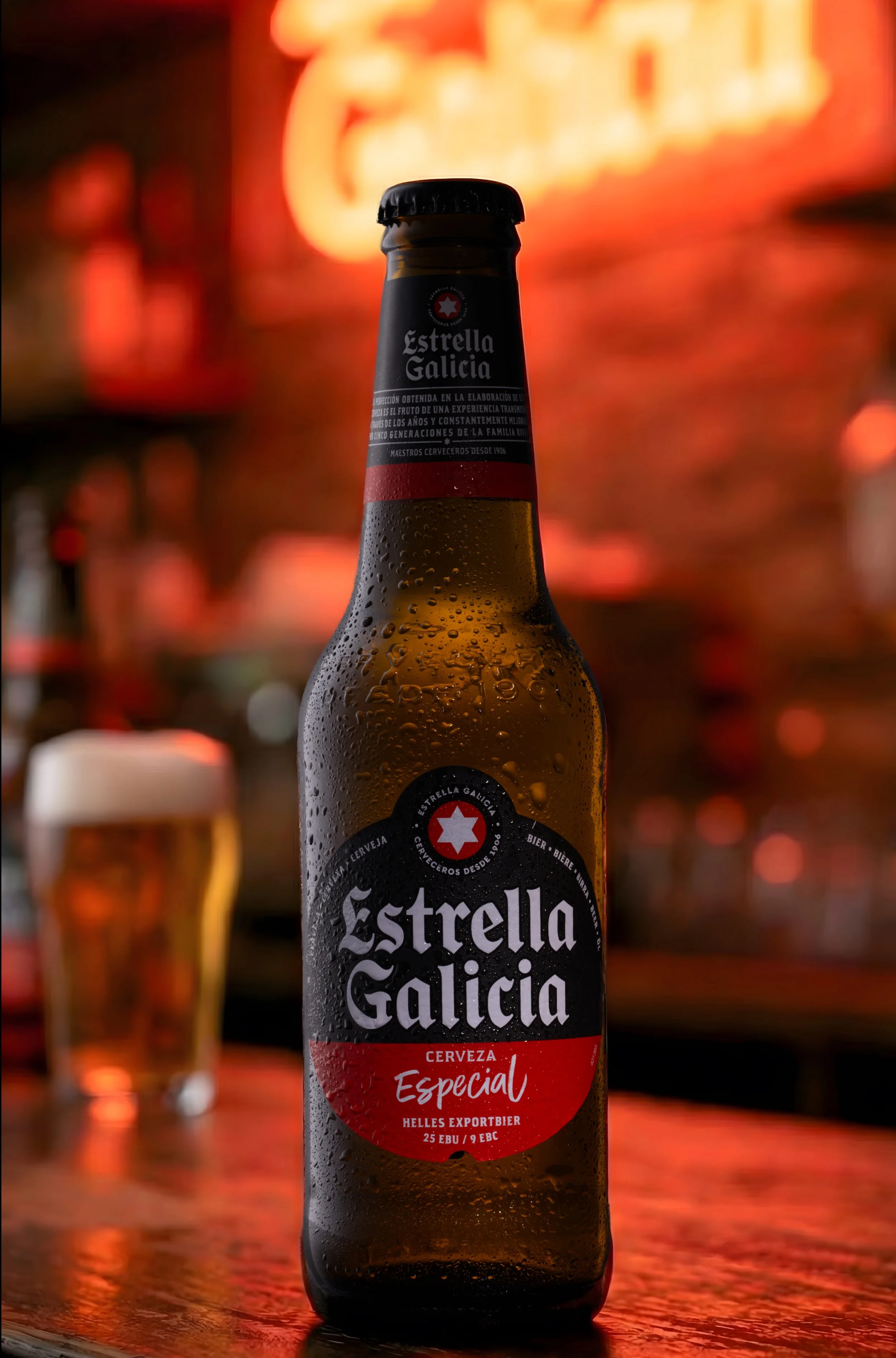Estrella Galicia min flaska AI bakgrund.jpeg