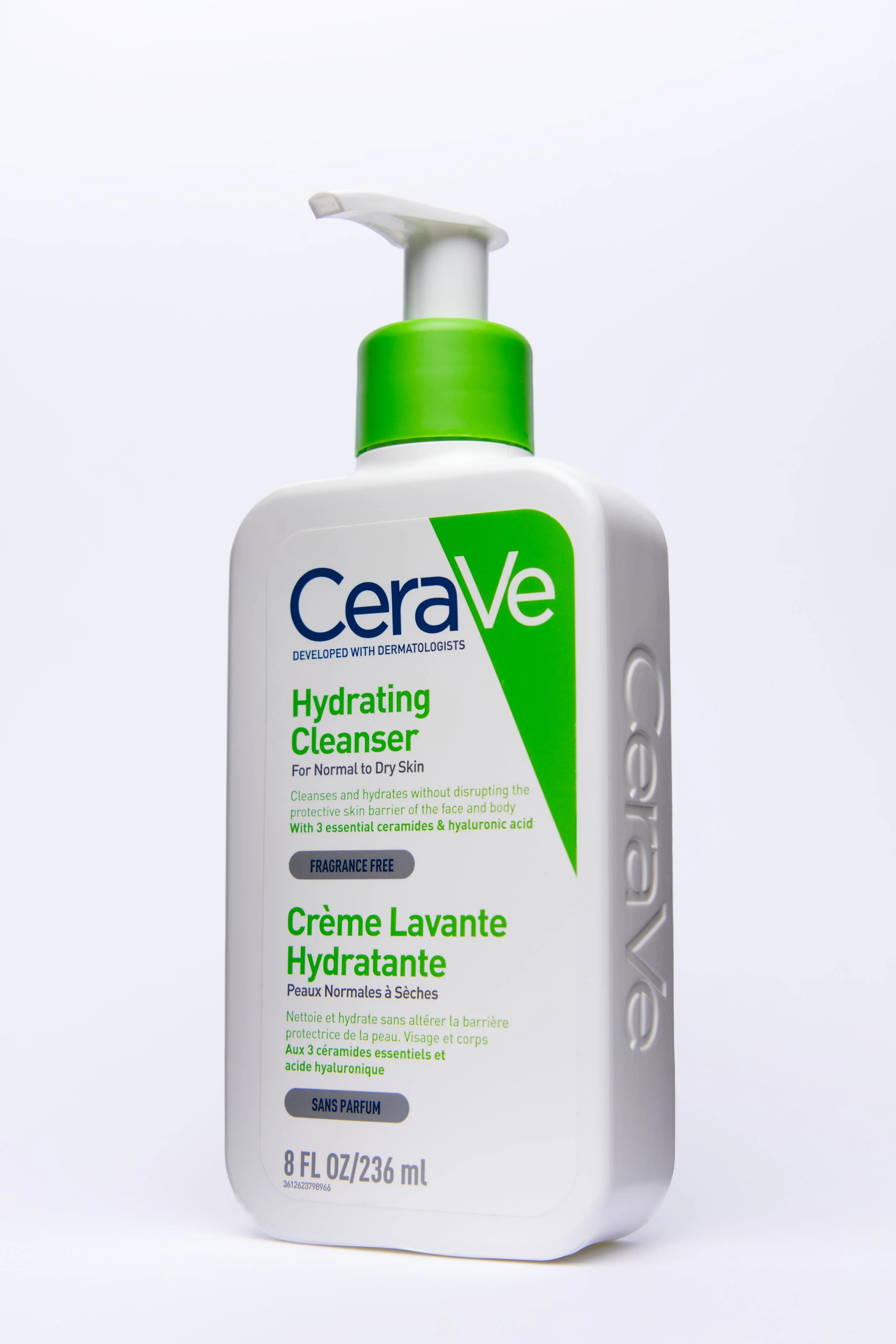 CeraVe Hydrating Cleanser fotograferad snett underifrån mot vit bakgrund och underlag.