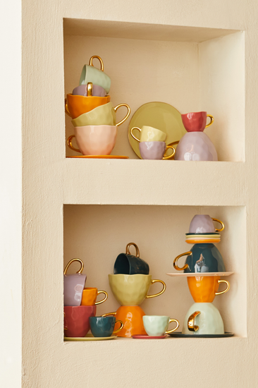 Prateleiras com chávenas da Urban Nature Culture
