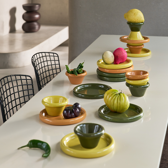 Mesa com vários objetos da Urban Nature Culture