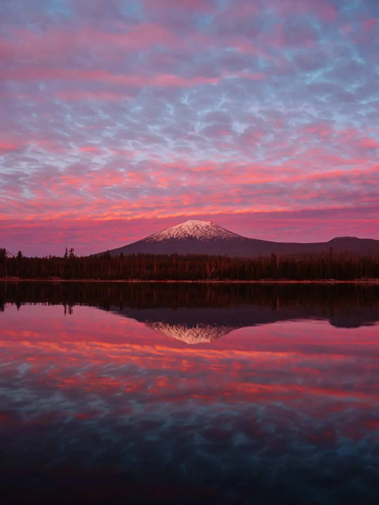 Had to share this stunning sunset that @whitwhitehouse captured last night at Lava Lake - it doesn't get much better than this! 
Just a reminder, The Cascade Lakes Highway is set to close for winter on November 18th. Here's hoping for an awesome snow