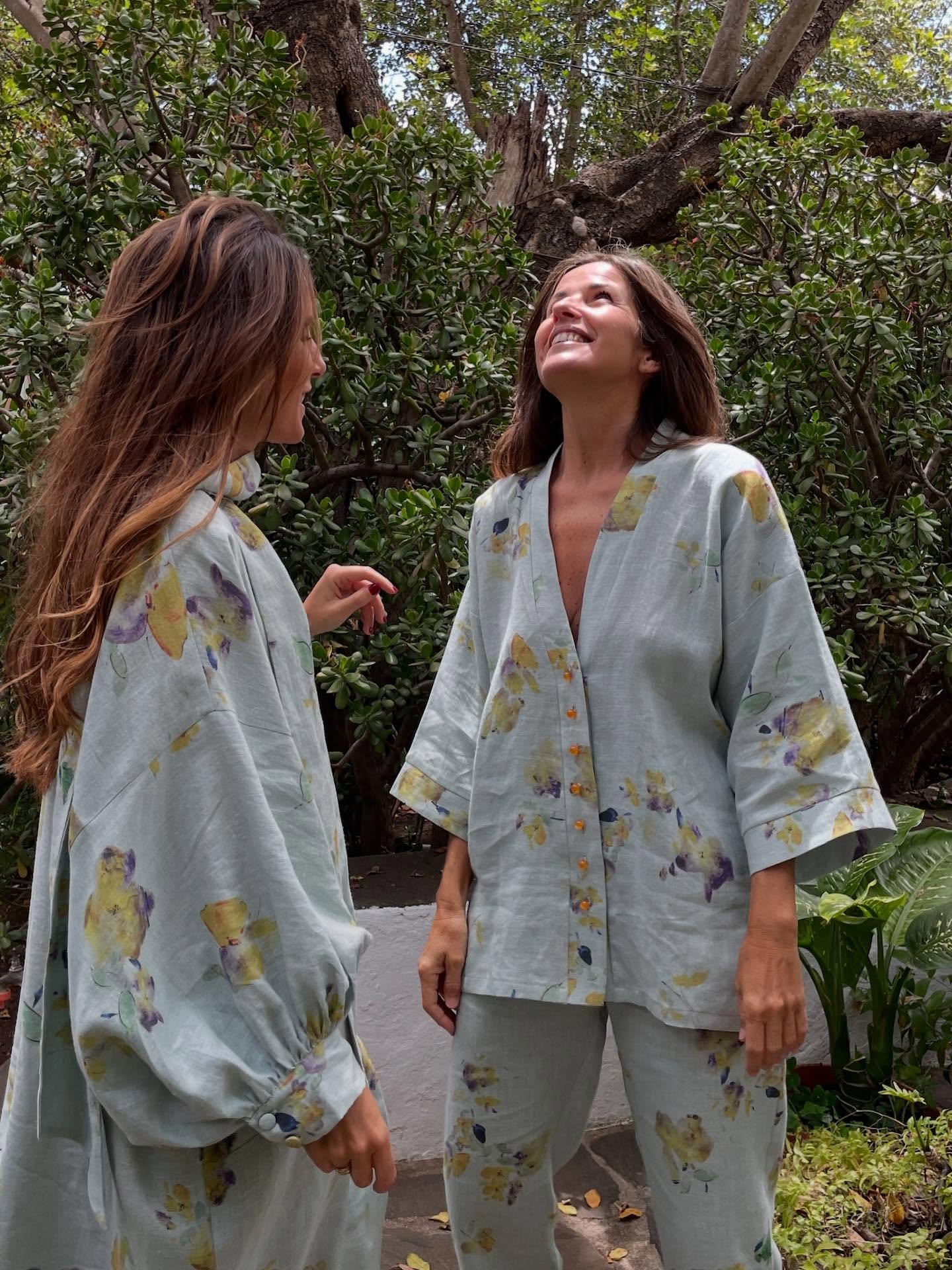 Desliza🌼 Elena de Hados bucea en la naturaleza y en la armon&iacute;a de las flores. Plasmamos su obra en nuestro lino y salen estas piezas &uacute;nicas✨