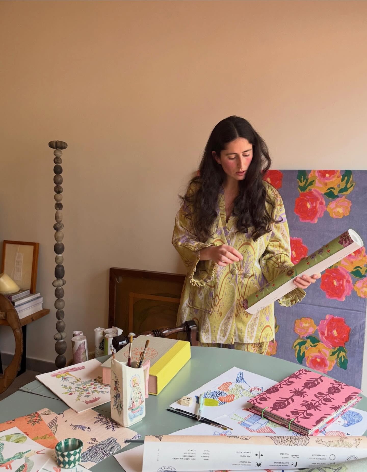 Nuevo placer: ver, escuchar y oler c&oacute;mo se desenrolla un tubo de papel pintado por Natalia de @casa.natuendo (y tambi&eacute;n descubrir que alguien m&aacute;s sobre la faz de la tierra tiene un juego de Carrom, es decir, juega al Carrom)