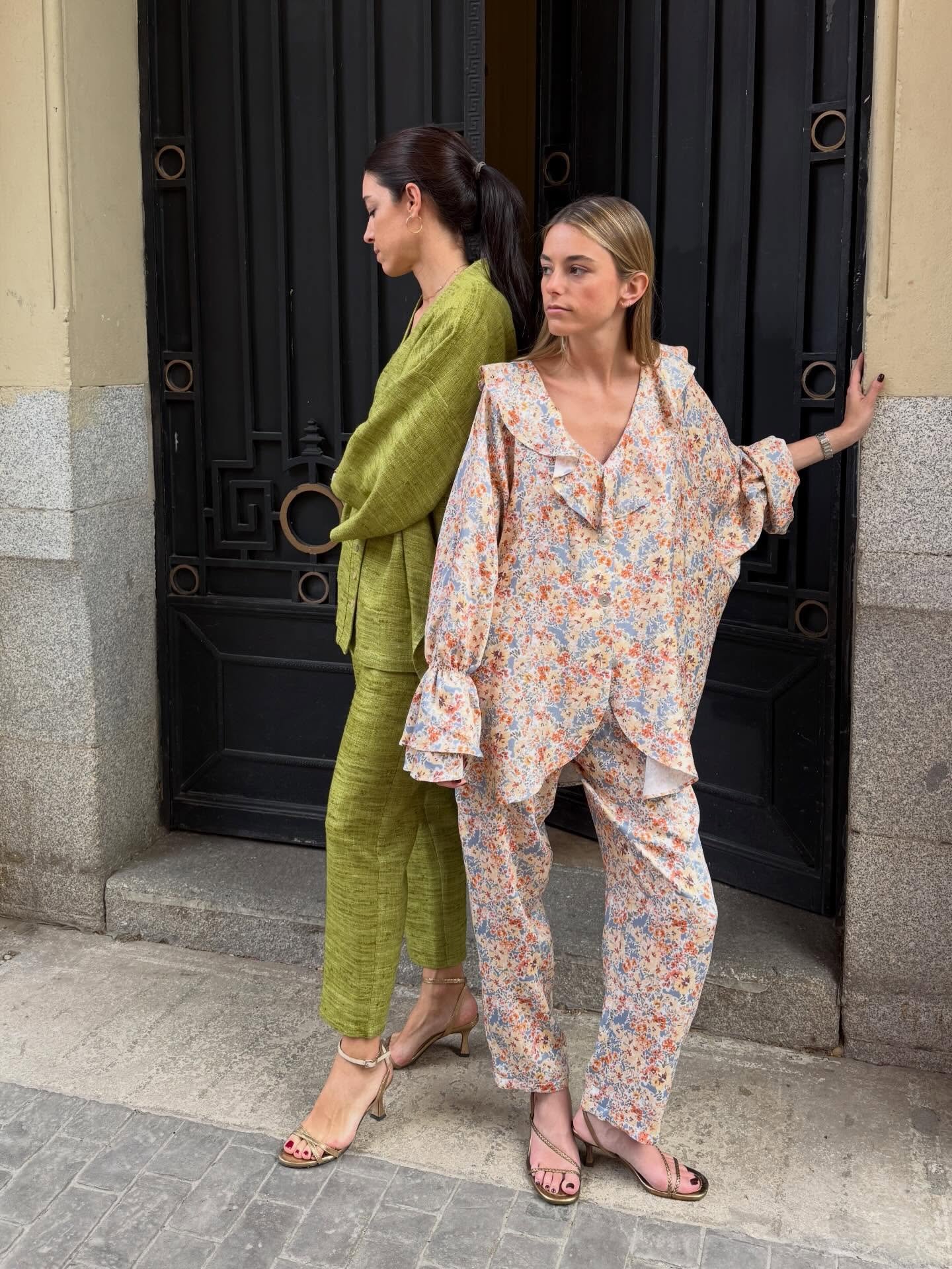 Nos encanta esta mezcla de colores y texturas 🪐 viscosa de flores y seda verde artesanal. Juntas y por separado, es un combo que nos alegra la vida🌸
Ambos est&aacute;n disponibles, escribidnos un mensaje y os informamos 💌