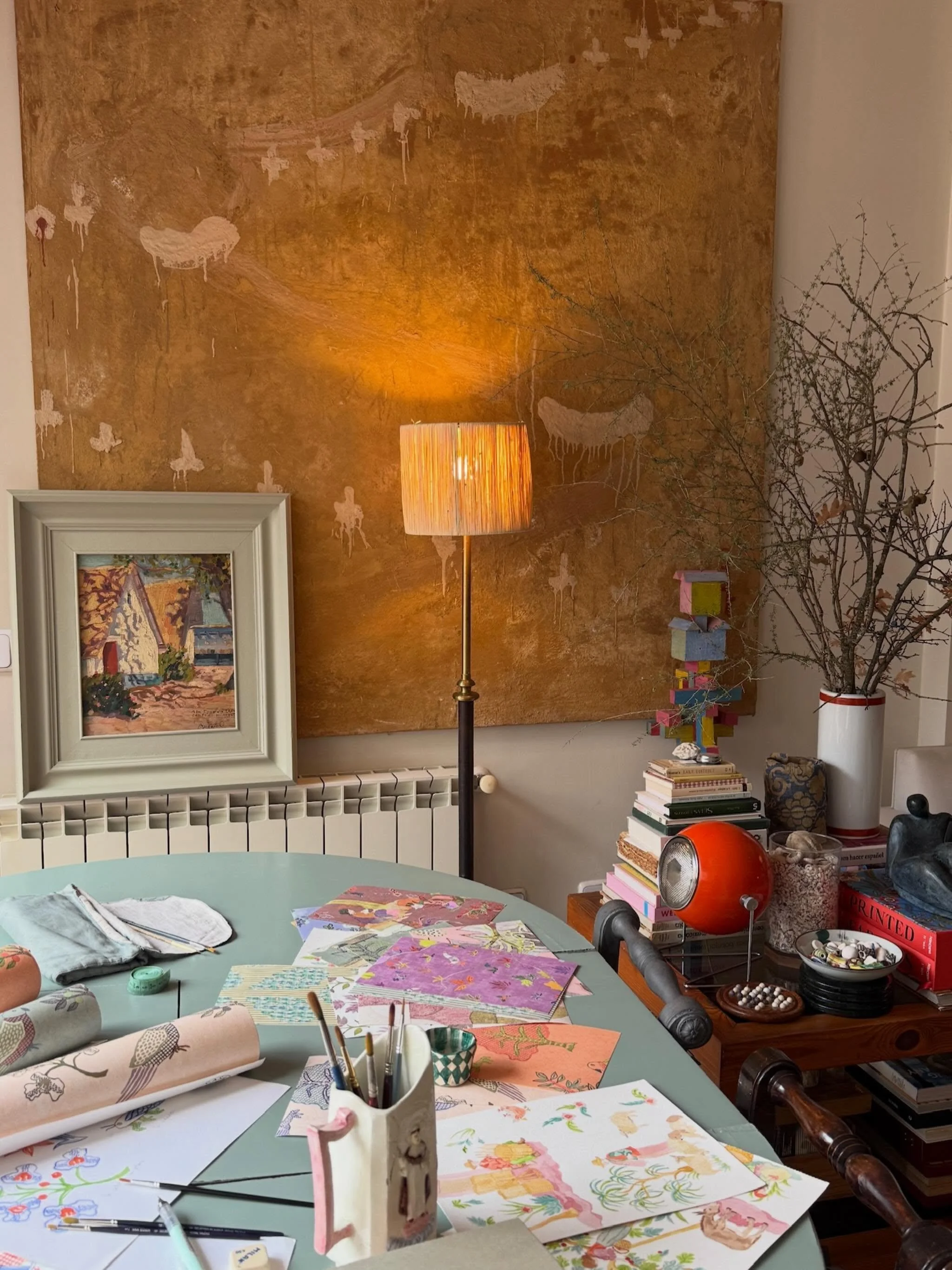 De cuando visitamos a Natalia de @casa.natuendo 
Nos encanta el caos de belleza en las casas. Alguien vivo y creativo las habita✨