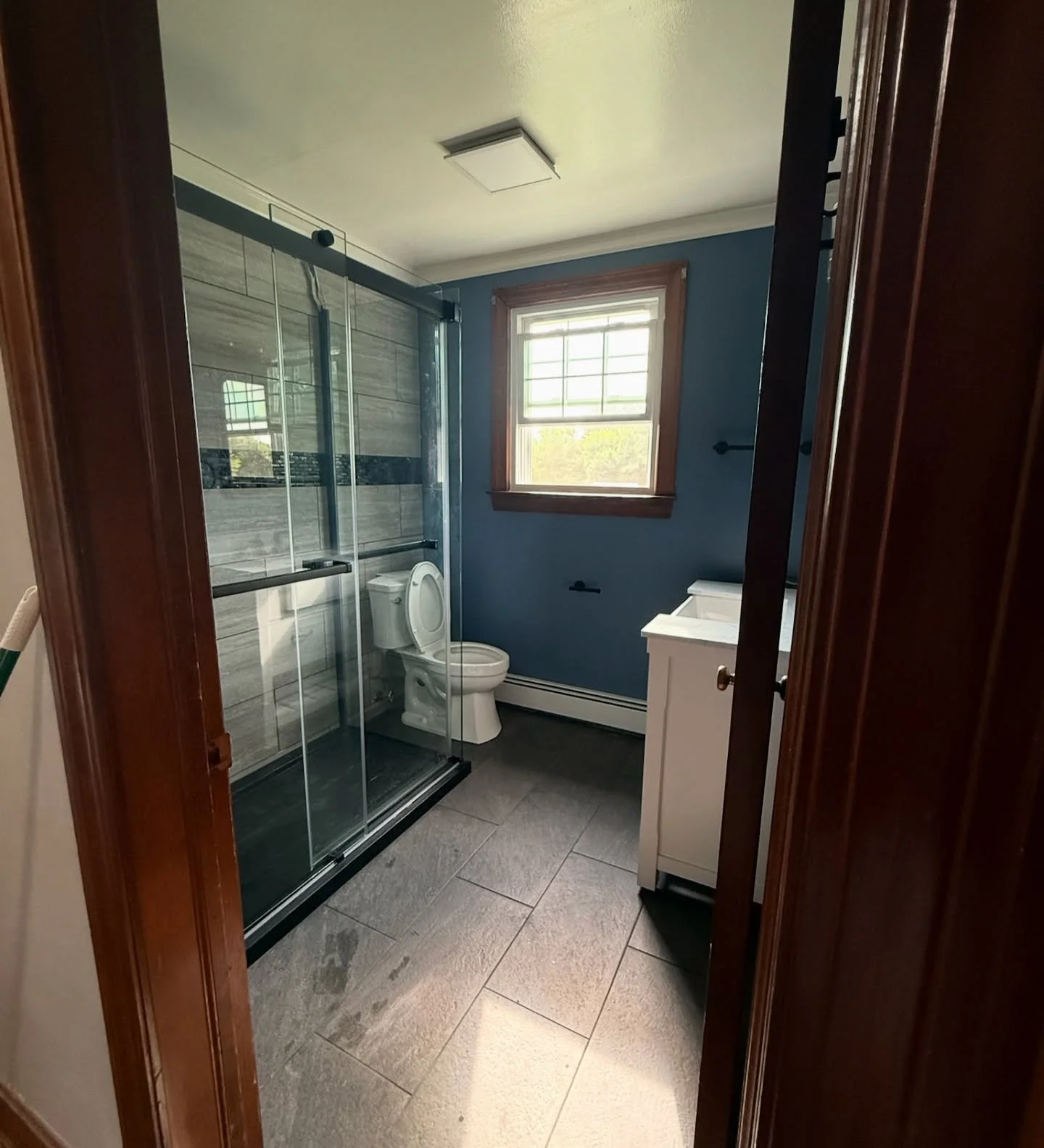 ✨Bathroom goals, unlocked. This full remodel features a stunning new shower and a fresh, modern look from top to bottom. Ready to transform your space? Let&rsquo;s make it happen. 🛁🔨
#BathroomRemodel #HomeRenovation #RemodelingExperts #BeforeAndAft