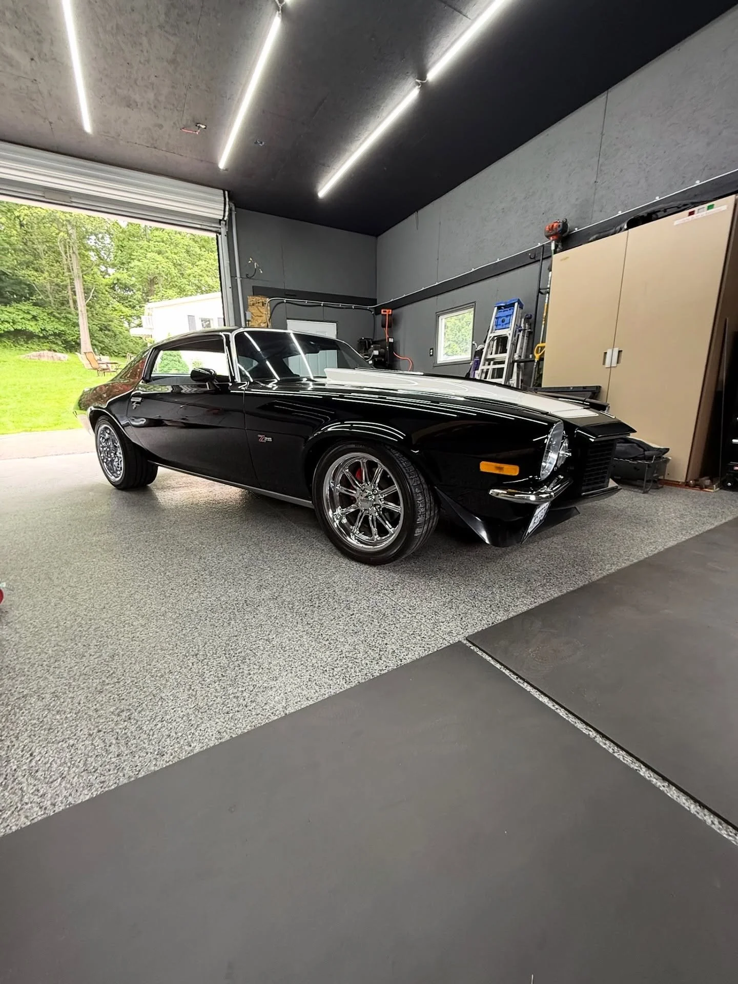 Turning ordinary concrete into a sleek, durable, and easy-to-clean space! 💪 This epoxy garage floor not only looks amazing but also protects against stains, cracks, and wear &mdash; giving this garage a brand-new life. 🚗⚙️

Ready to upgrade your sp