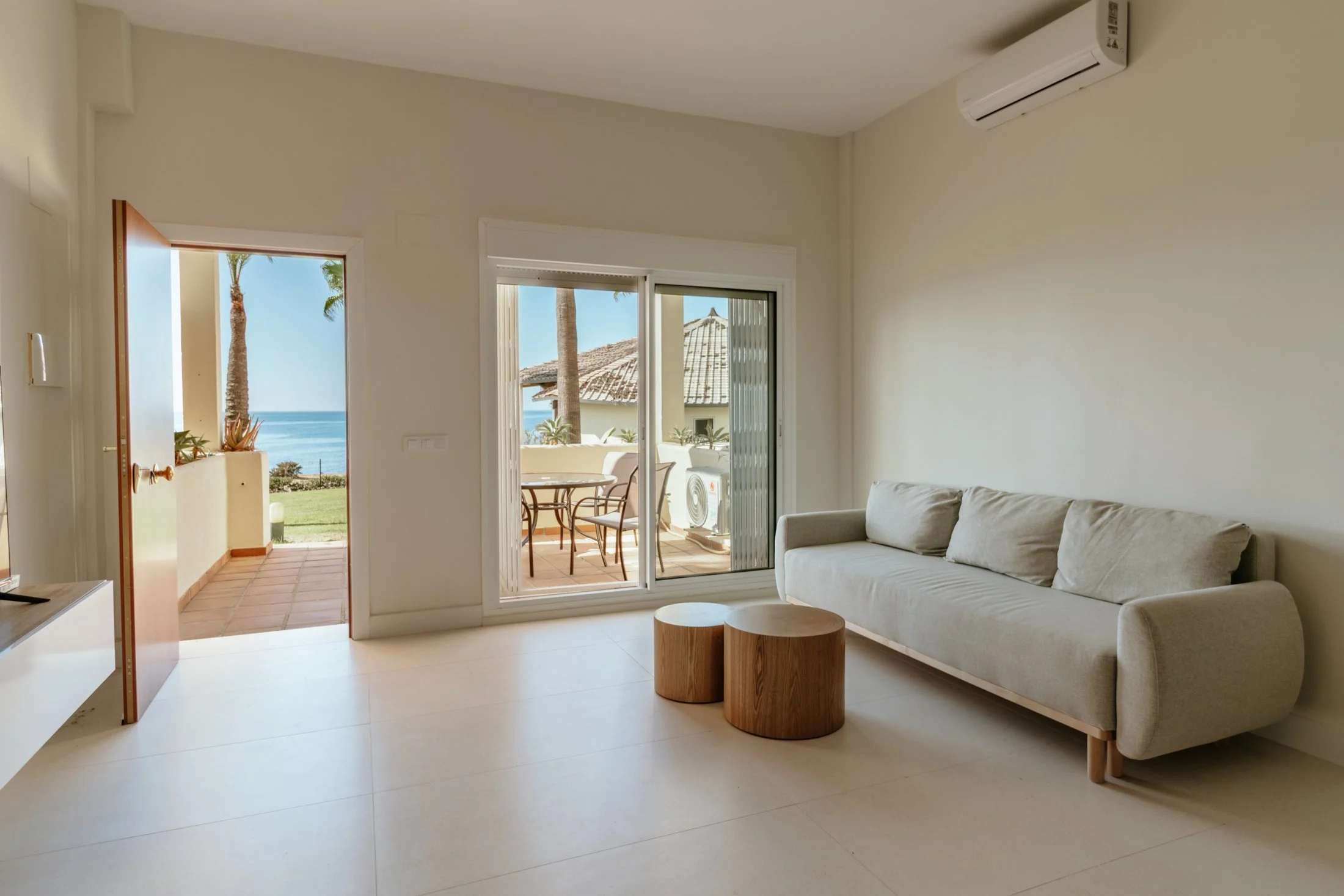 Living room with sea-view window in Estepona beachfront apartment for sale (appartement te koop / piso en venta primera linea de playa)