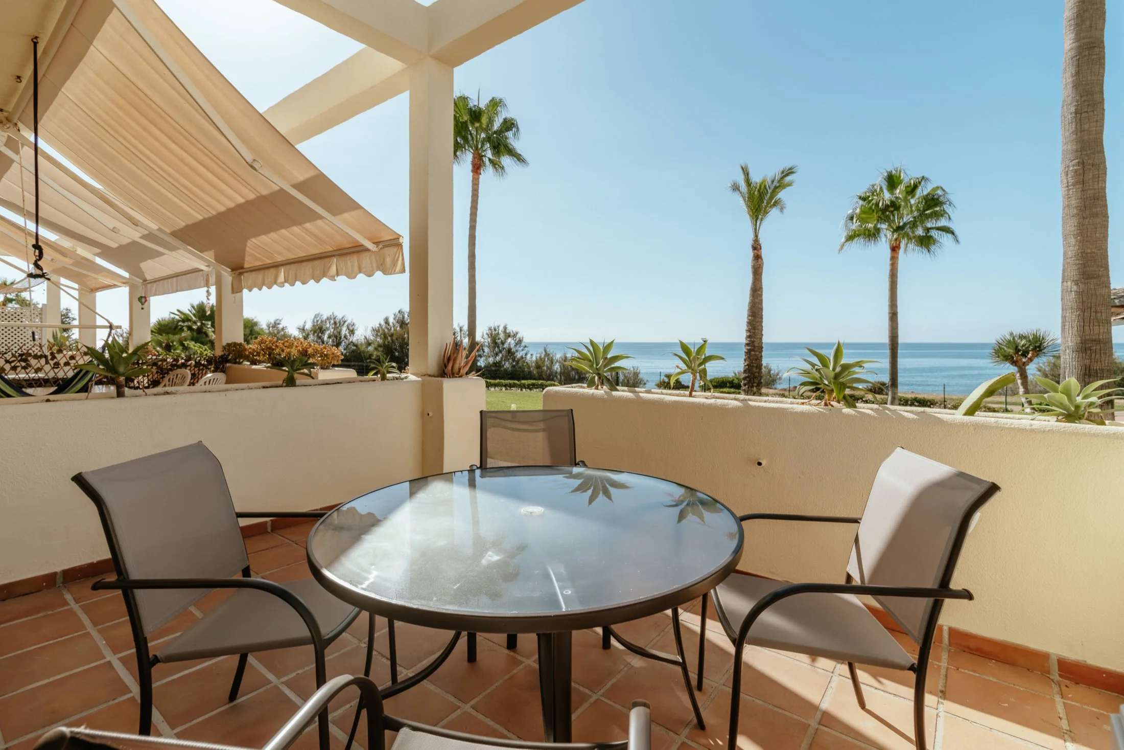 Sea view terrace of beachfront apartment for sale in Buenas Noches, Estepona (appartement te koop strand / piso primera linea de playa)