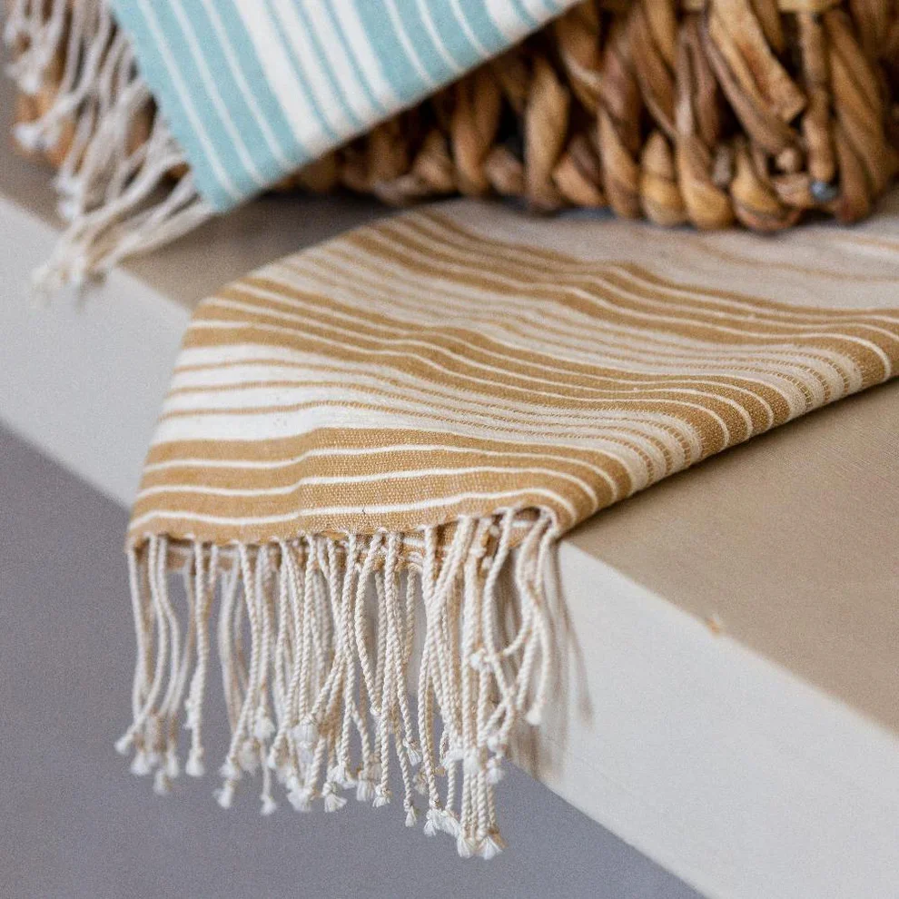 Teka_hand_towel_in_beige_close_up (1).webp
