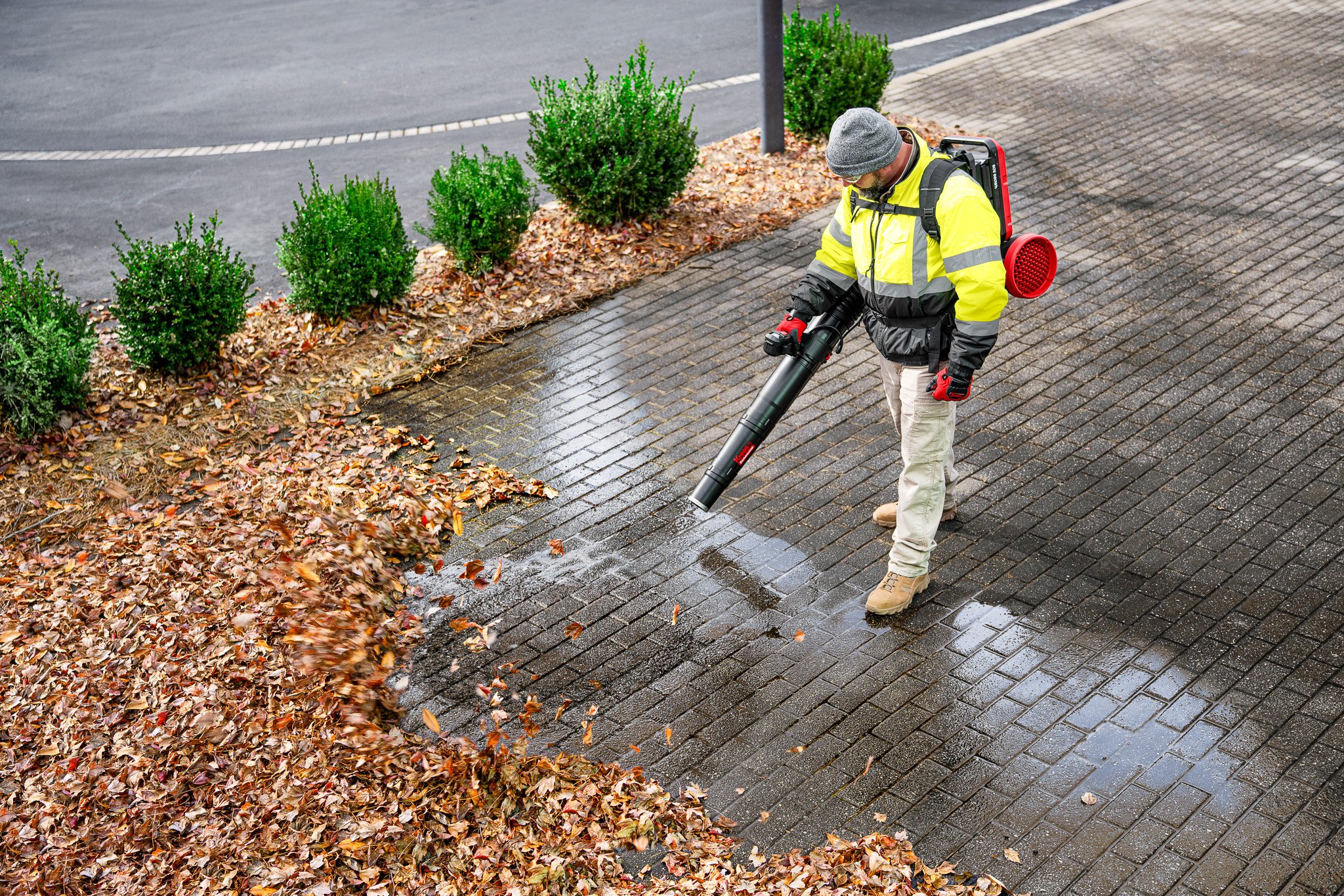 KC501-BackpackBlower-WetLeaves-Wide-2793-Web.jpg