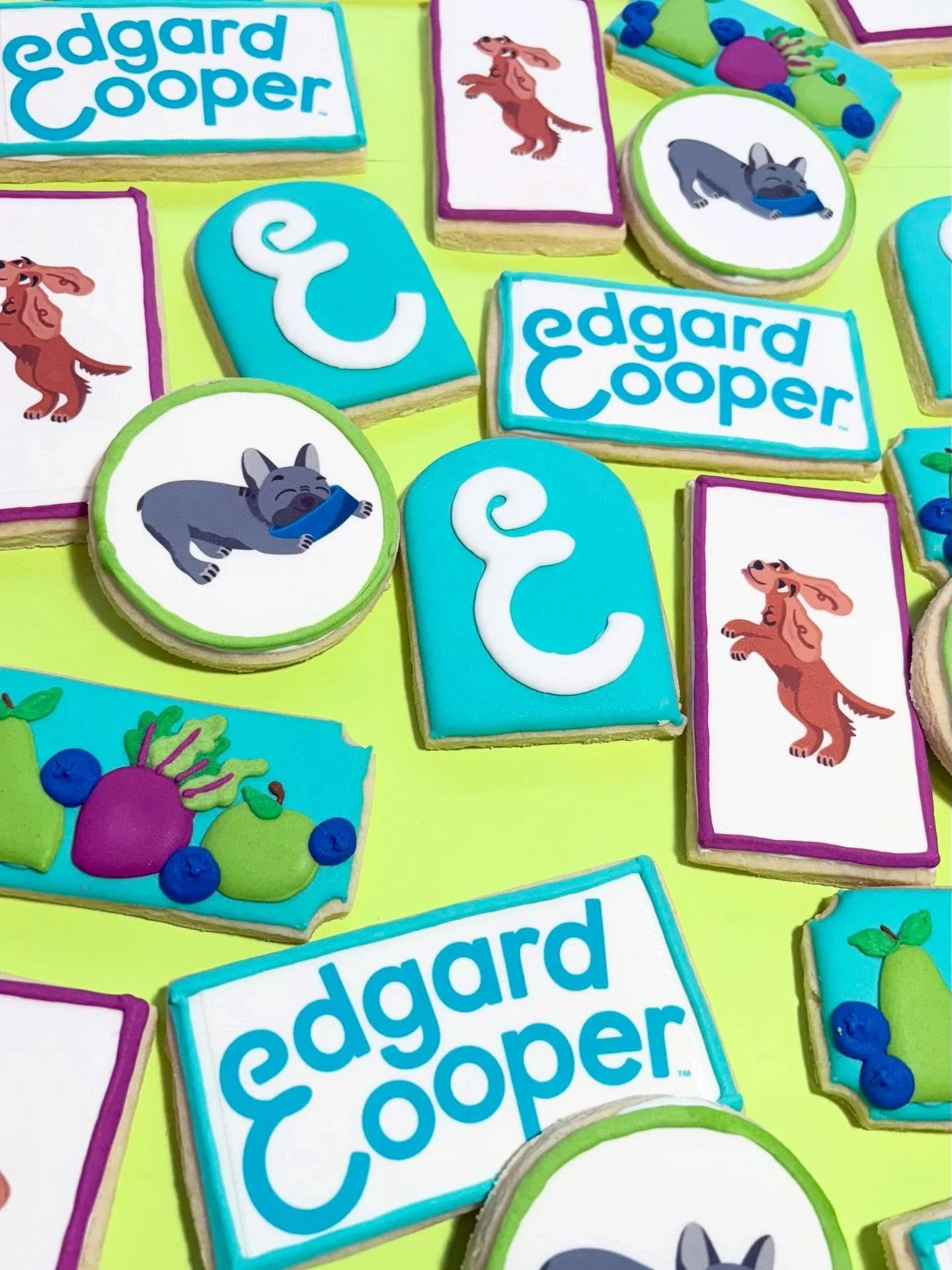 Bringing a little sweetness to the paw-sitive vibes of this pet food brand🐾 I had so much fun turning Edgar &amp; Cooper&rsquo;s adorable branding into custom cookies!

#kendrascookiesmn #decoratedcookies #dogcookies