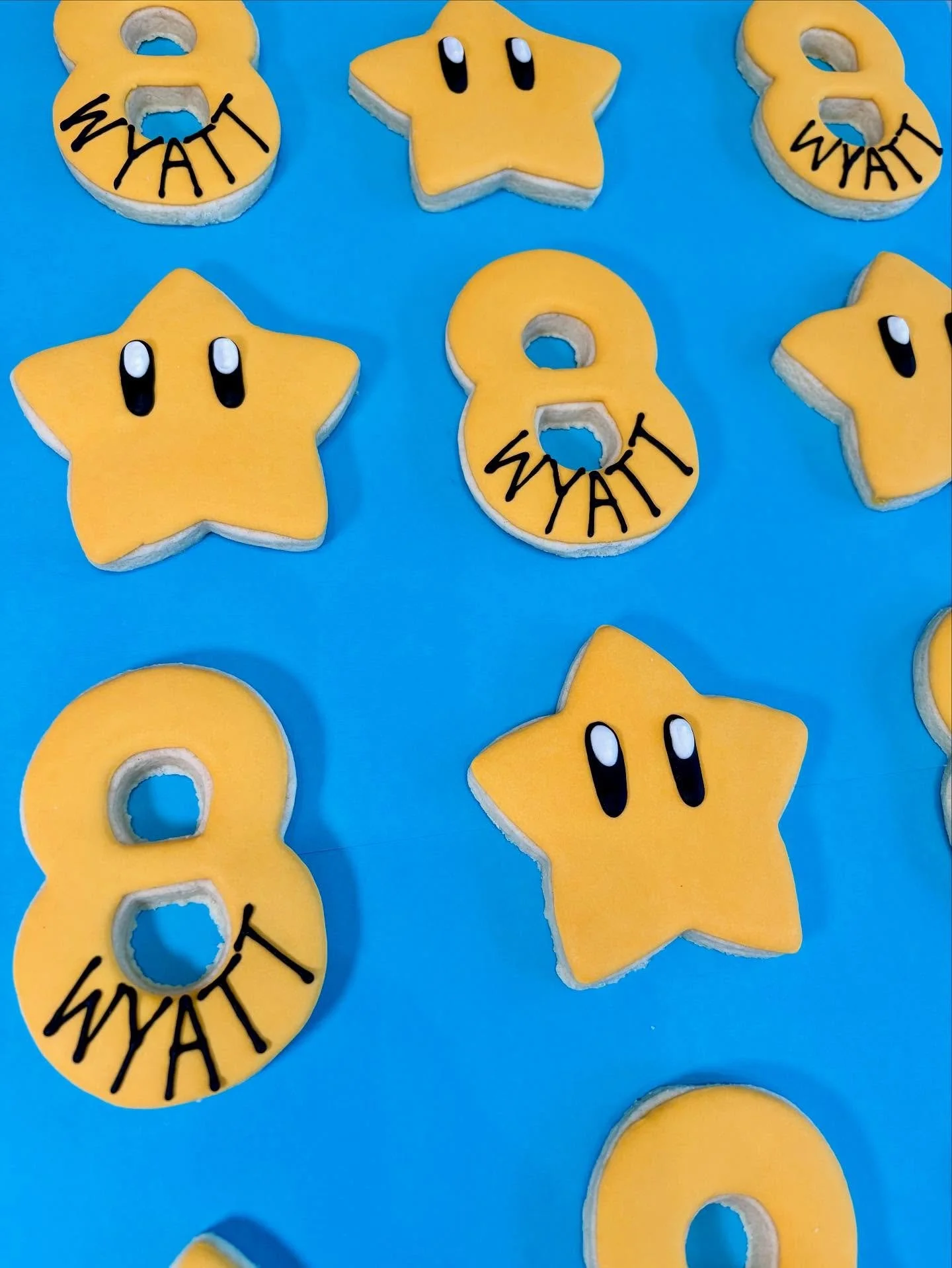 Gold everything for a golden birthday ⭐️⭐️⭐️

#kendrascookiesmn #decoratedsugercookie #mnbaker #birthdaycookie