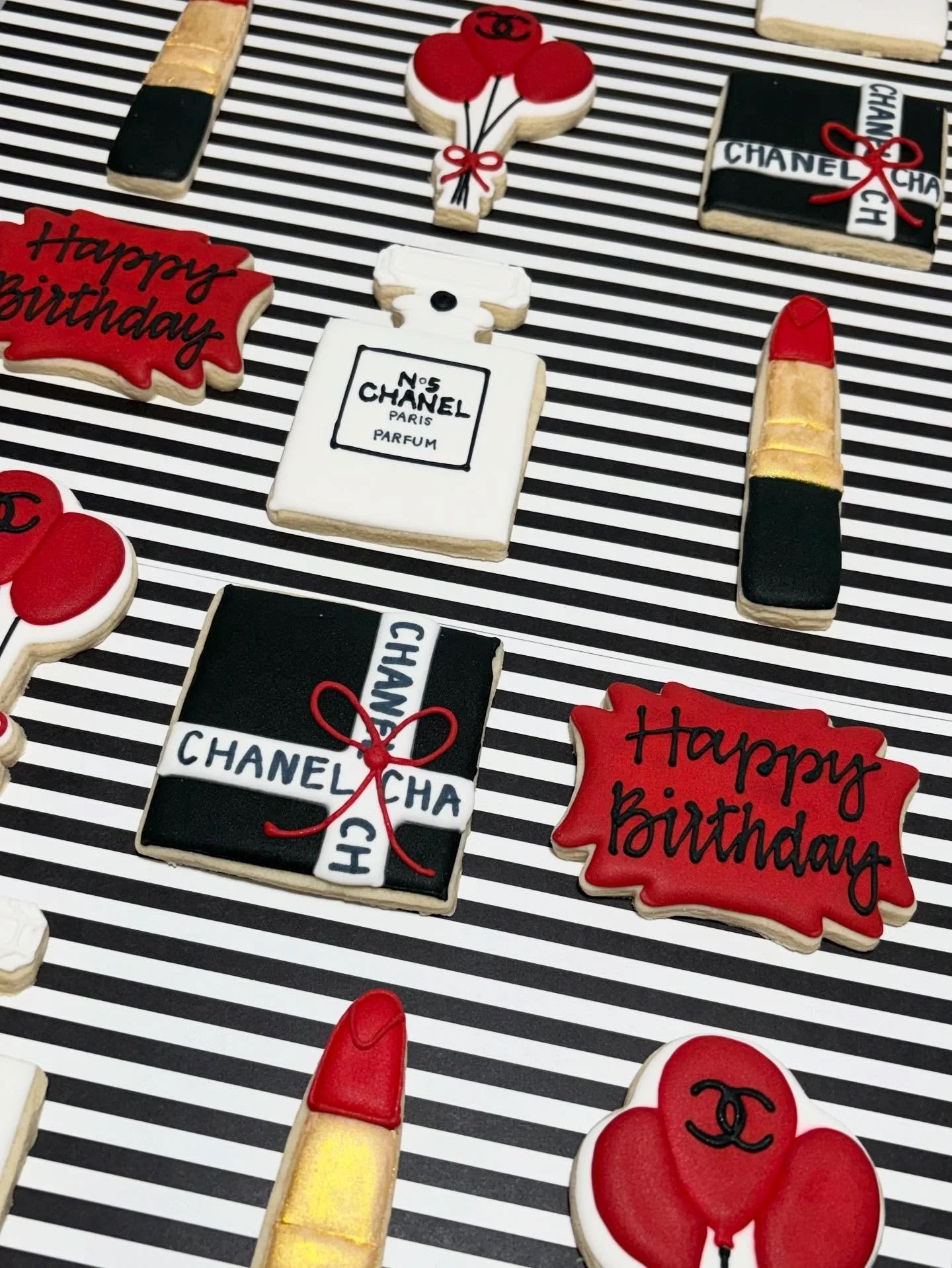 Chanel birthday cookies ❤️🖤🤍

#kendrascookiesmn #birthdaycookies #chanelcookies #mnbaker