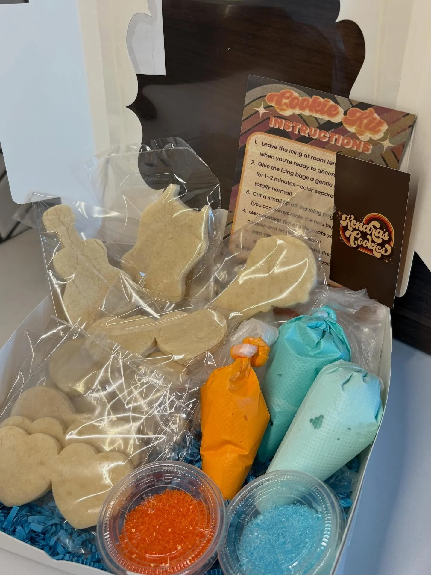Did you know you can order CUSTOM cookie decorating kits?! Now you do 😃 this custom Life of a Dough Girl kit was ordered for a fun girls night 🎤🎸🕶️🩱