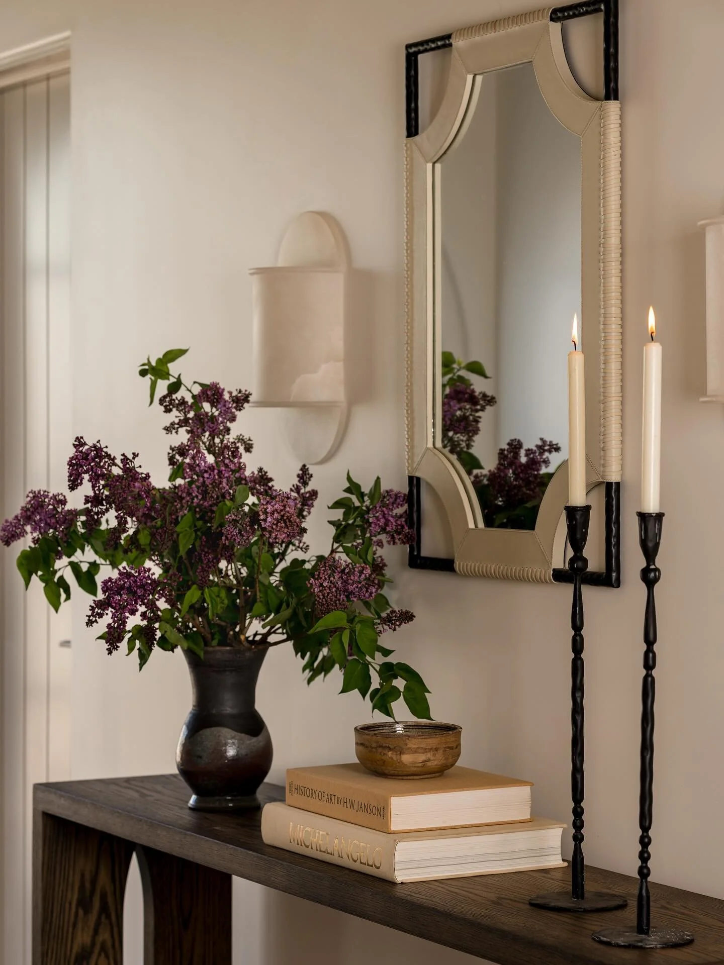 A closeup of the entry of our Canyon project ✨

Design/Styling: @anaberdesign 
Architecture: @t7architecture 
📷: @charlotteleaphotography 

#entryway #entrywaystyle #ruedaily #sodomino #housebeautiful #mybhghome #ambularinteriorsaintgotnothingonme #