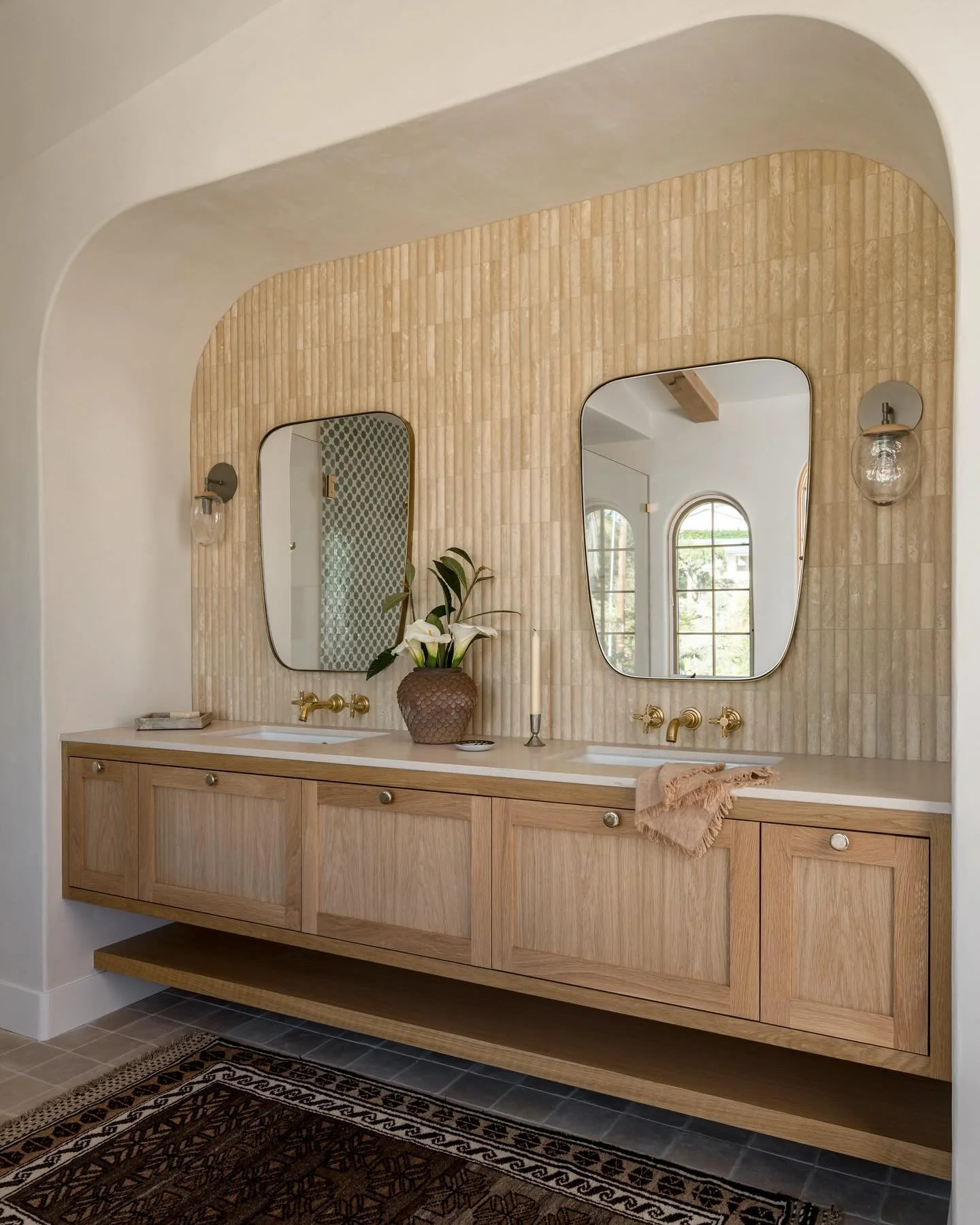 More of the main bath at our Canyon Project. We kept things neutral, soothing, and muted, but added flair through the fluted travertine backsplash and hand crafted sconces&hellip;

Design/Styling: @anaberdesign 
Architecture: @t7architecture 
📷: @ch