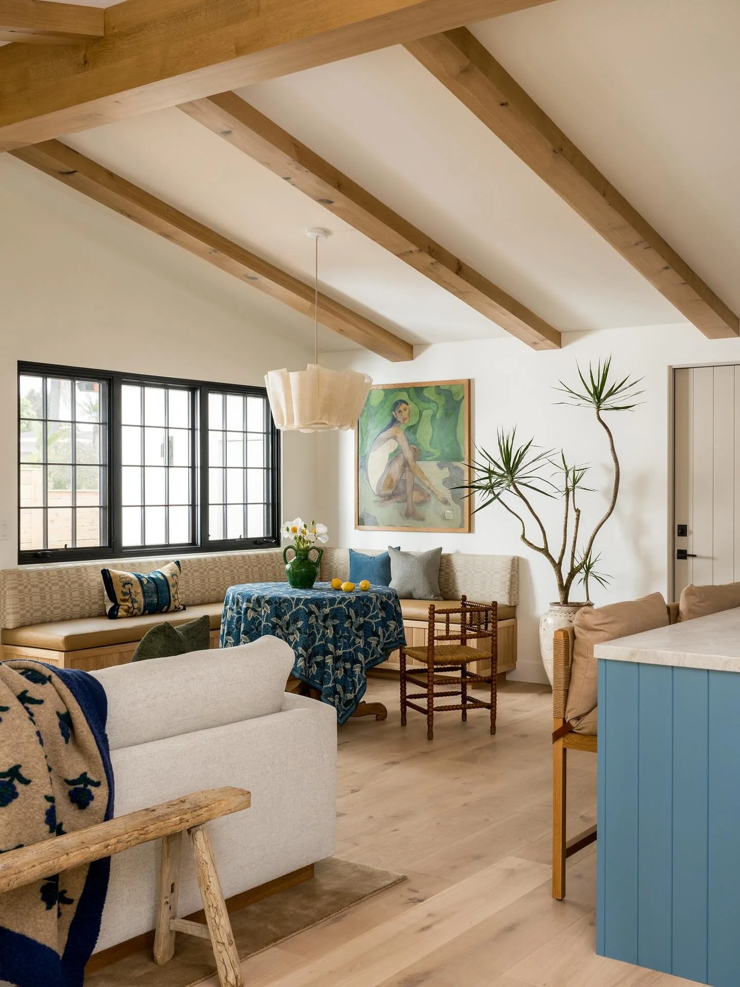 A pulled back view of the breakfast nook and kitchen at our Canyon project. You can see the intentional repetition of blue hints in this space- connecting the kitchen to the nook to the living room. Intertwining color palettes with intention. 

Desig