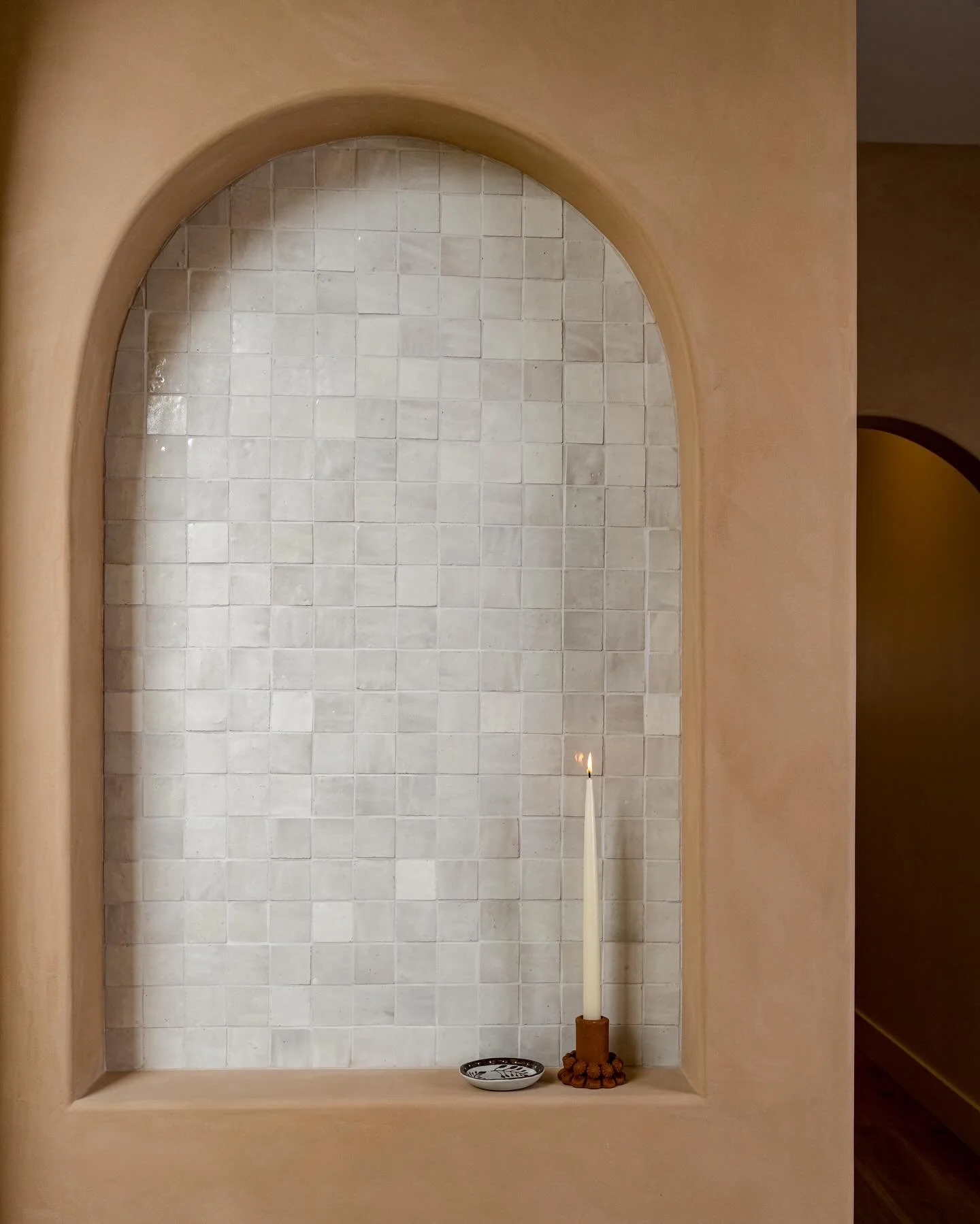 We had many an arch to tile in our Canyon project thanks to some leftover square footage. It ended up being a thoughtful way to connect space to one another&hellip;

Design/Styling: @anaberdesign 
Architecture: @t7architecture 
📷: @charlotteleaphoto