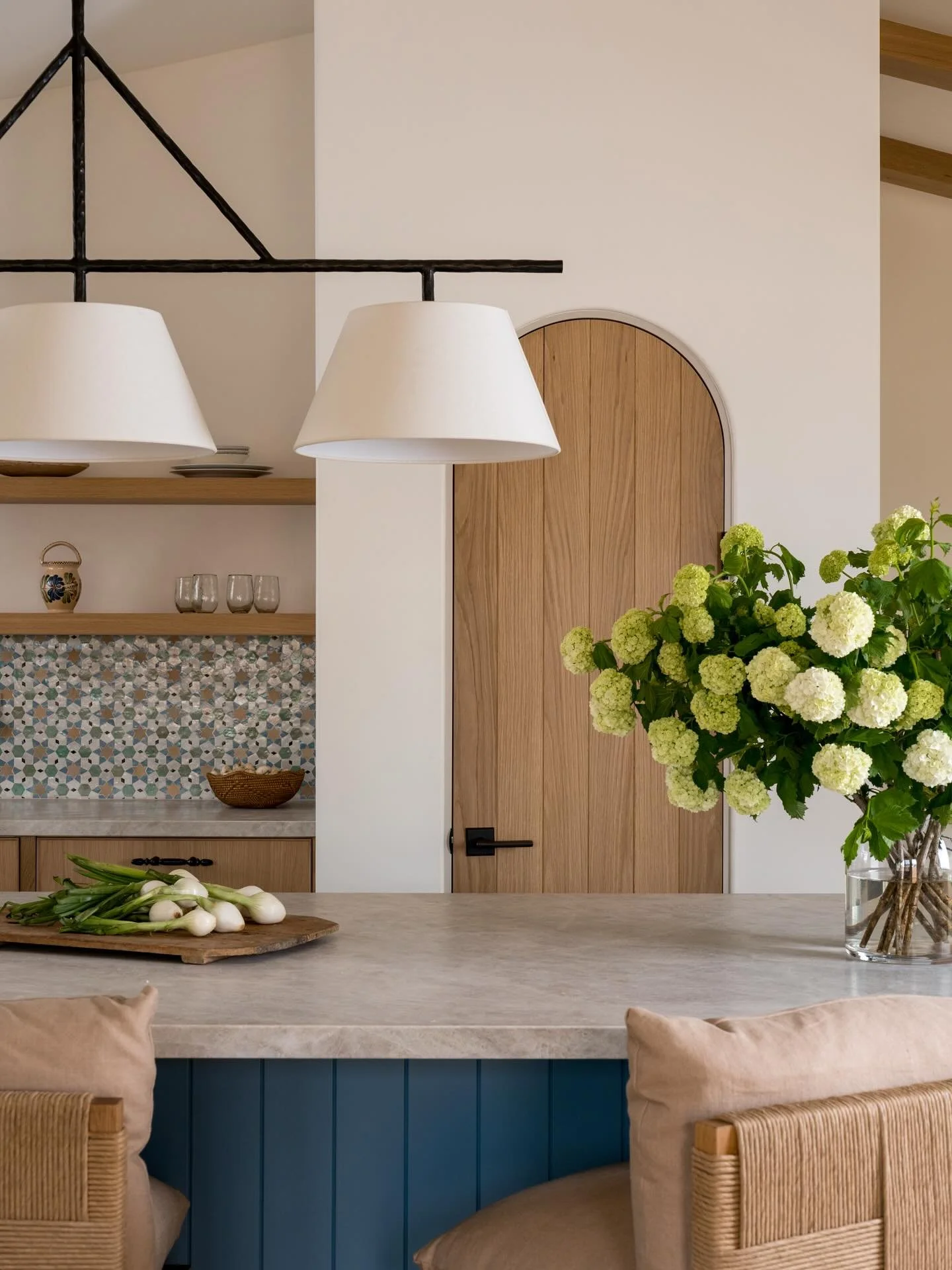 Hosting ready 💪🏻

#aNDcanyon

Design/Styling: @anaberdesign 
Architecture: @t7architecture 
📷: @charlotteleaphotography 

#anaberdesign #kitchendesign #spanishmodern #modernspanish #ruedaily #sodomino