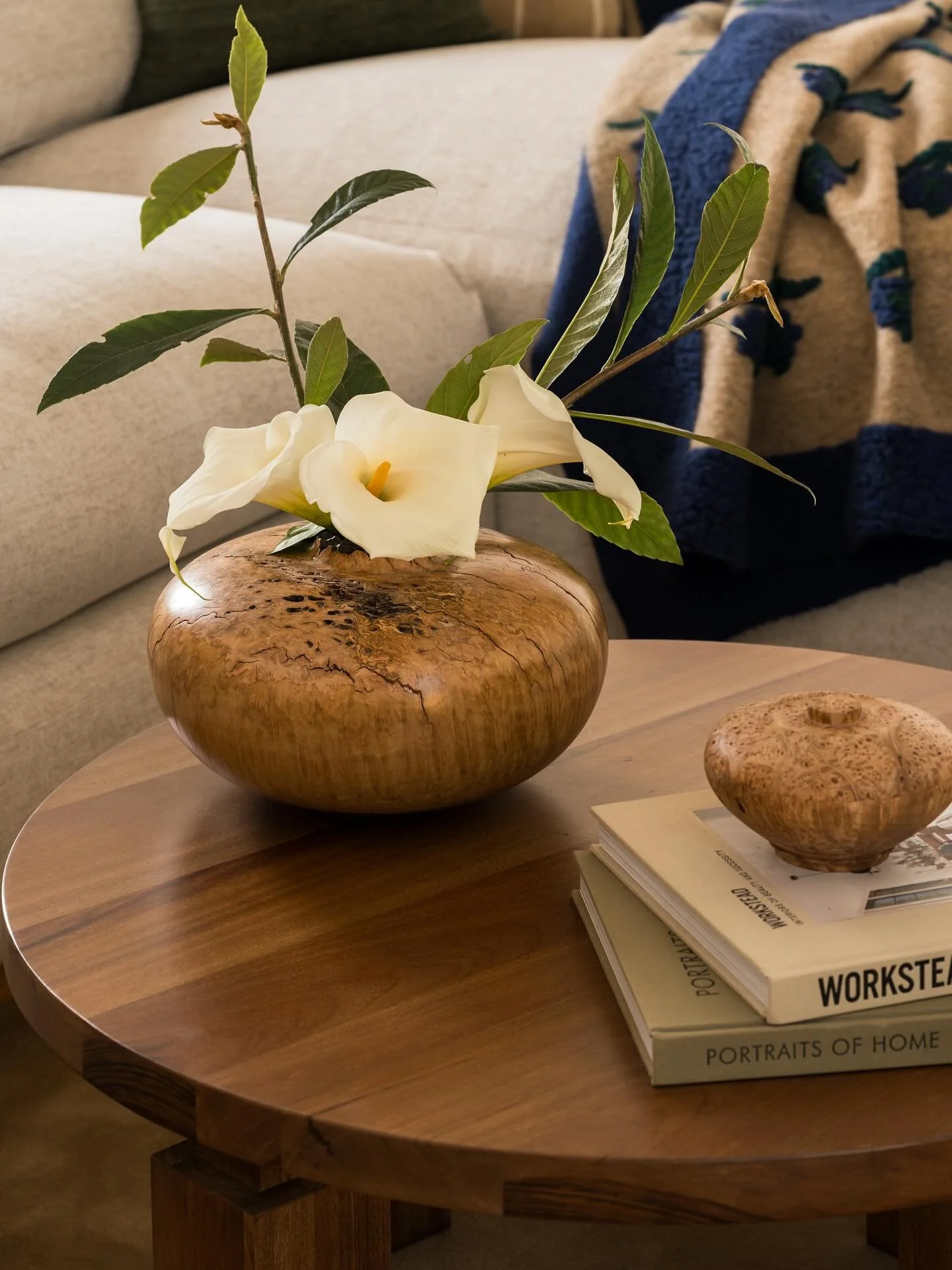 Thanksgiving tip: If the stuffing doesn&rsquo;t impress, at least let the decor do the talking 😏&hellip;

Design/Styling: @anaberdesign 
📷: @charlotteleaphotography 

#anaberdesign #aNDcanyon #vignette #ruedaily #ruemagazine #pocketofmyhouse #corne