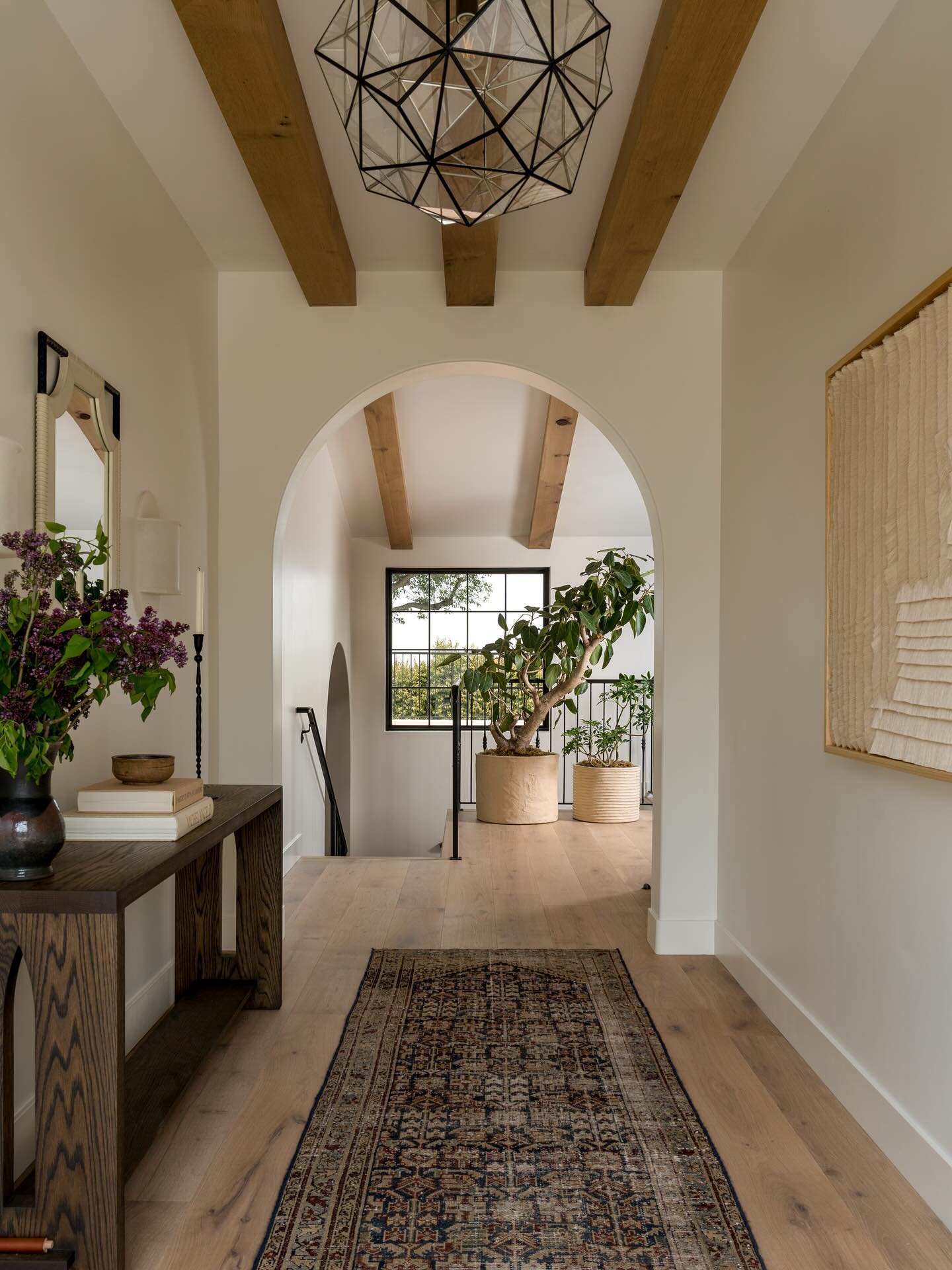 A grand entry&hellip;.

Design/Styling: @anaberdesign 
Architecture: @t7architecture 
📷: @charlotteleaphotography 

#anaberdesign #aNDcanyon #ruedaily #bhghome #myhousebeautiful #elledecor #vogueliving #entry #entrywaydesign