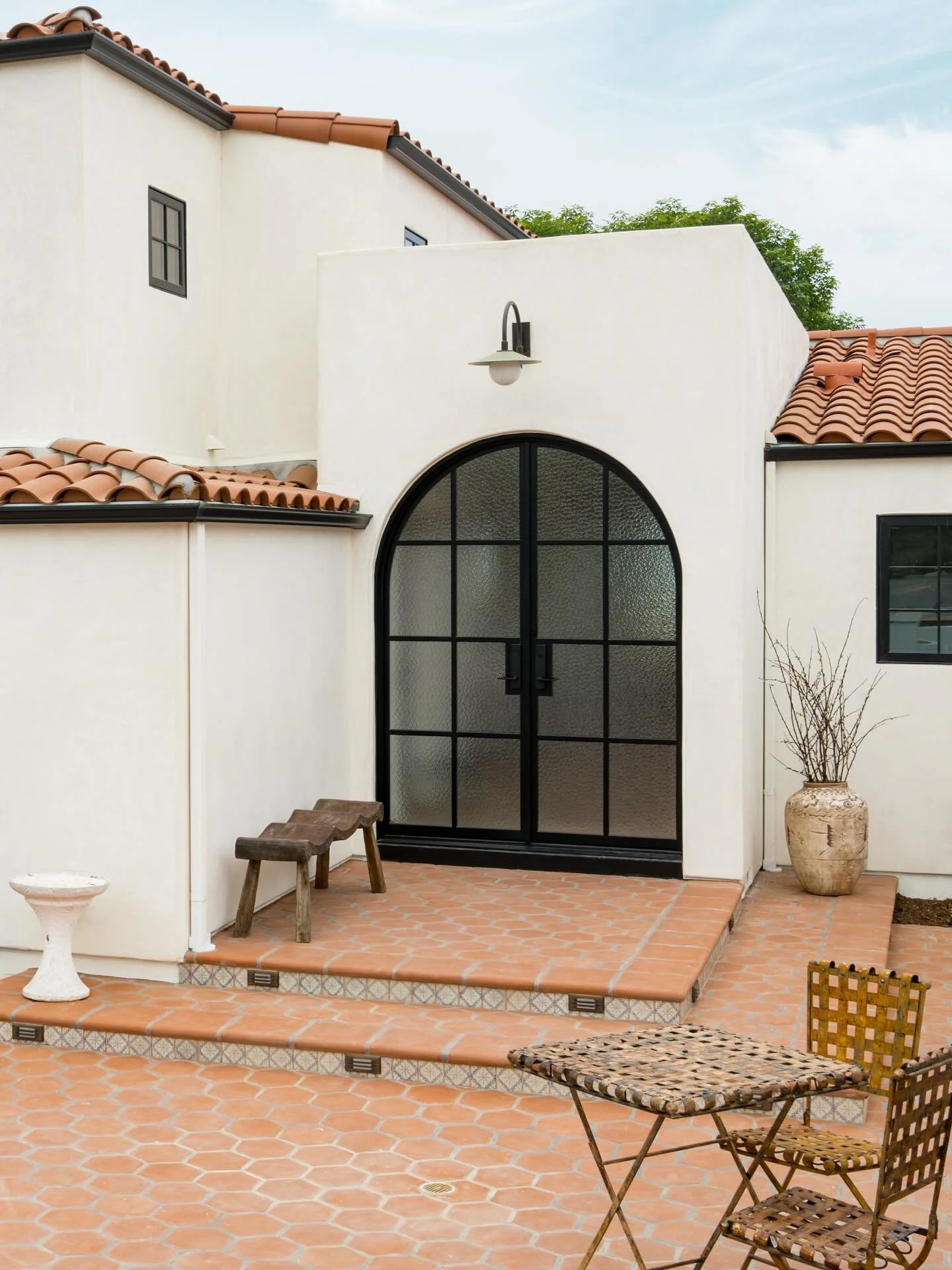 Well shame on me. I don&rsquo;t think I&rsquo;ve shared a full exterior image of our Canyon project. Here she is! @t7architecture reimagined her into a Spanish Modern beauty&hellip; quite the upgrade from her original roots. 

Architecture: @t7archit