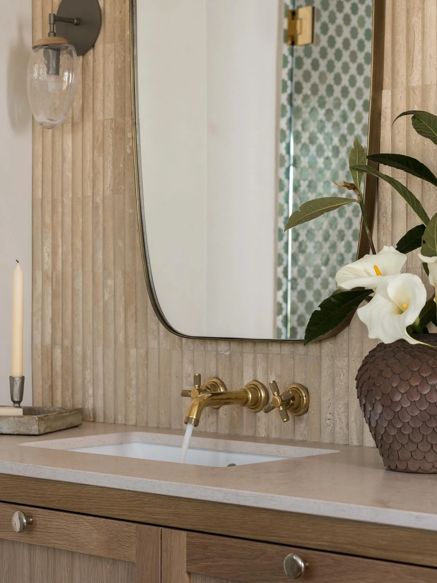 The prettiest of bathroom details- from the fluted travertine tile, to the unlacquered brass, the hand forged hardware, and silky smooth limestone countertops. 

Design/Styling: @anaberdesign 
📷: @charlotteleaphotography 

#anaberdesign #andcanyon #