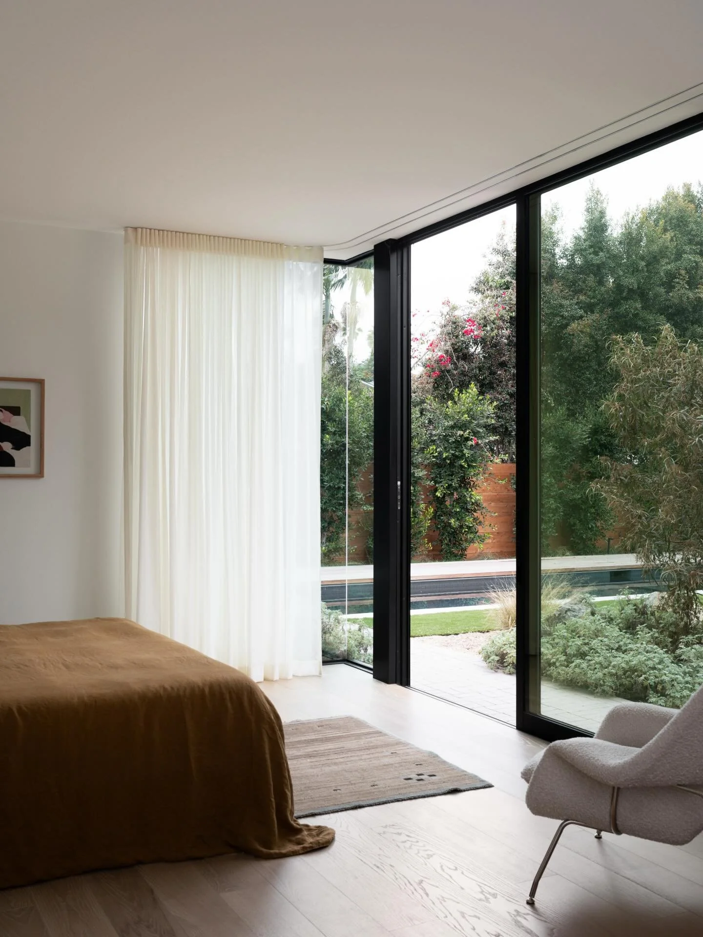 A mid week breath of fresh air&hellip;.

Architecture/Build: @fieldxstudio 
Design/Styling: @anaberdesign 
📷: @charlotteleaphotography 

#anaberdesign #bedroom #ruedaily #housebeautiful