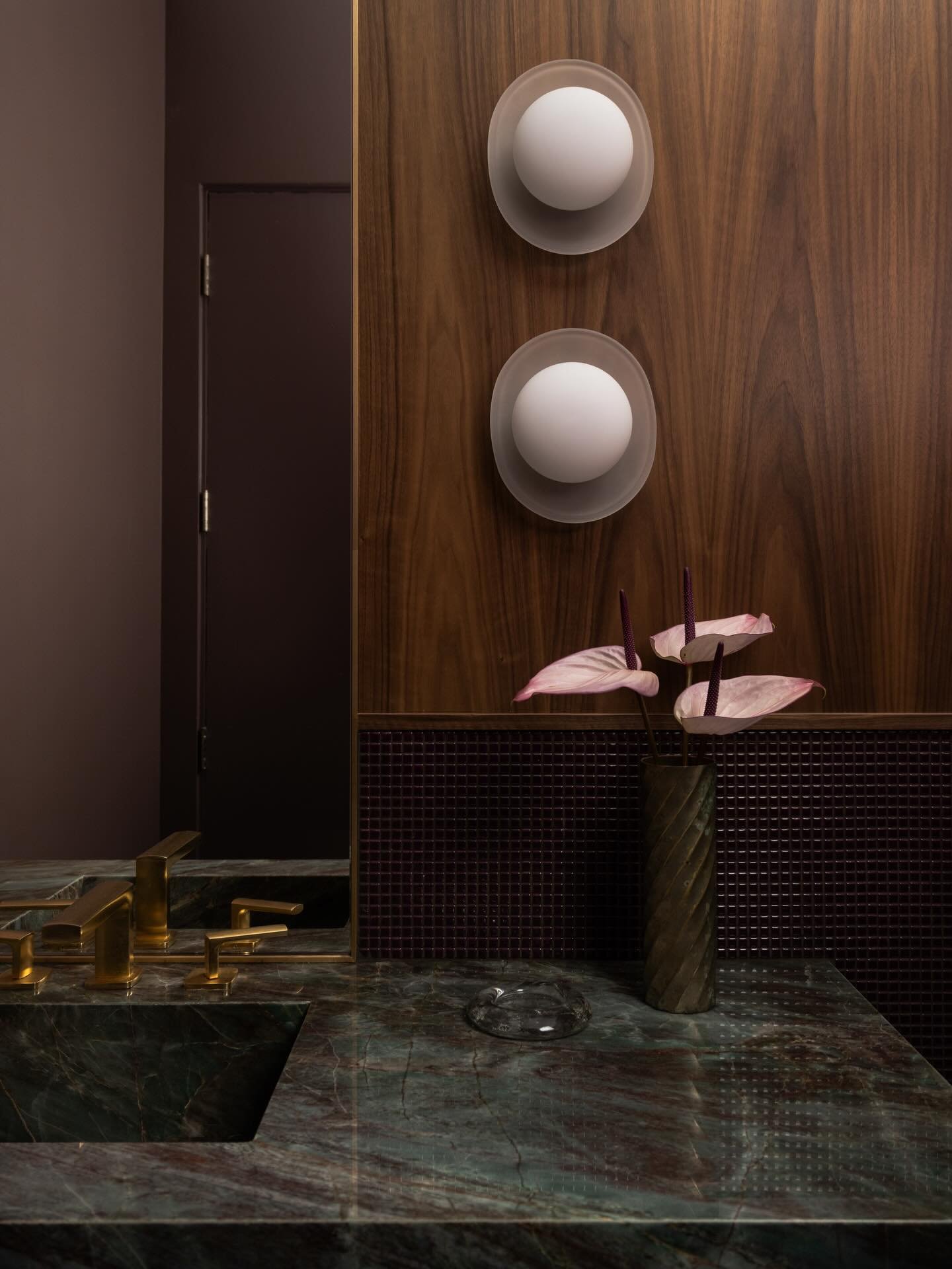 A slice of mid century- with walnut paneling, micro mosaics and jewel tones that hug you in&hellip;.

Architecture/Build: @fieldxstudio 
Design: @anaberdesign 
📷: @charlotteleaphotography 

#powderbath #powderbathroom #woodpaneling #elledecor