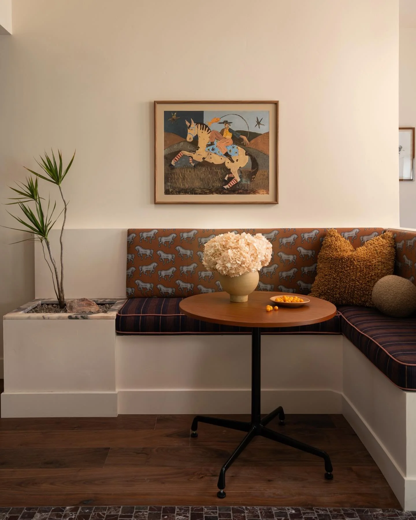A breakfast nook with many a detail&hellip;. A rosso marble lapidary inlay, a viola clad planter box, and some ponies 
🐴🐴🐴

Design/Styling: @anaberdesign 
📷: @charlotteleaphotography 

#anaberdesign #breakfastnook #banquette #sodomino