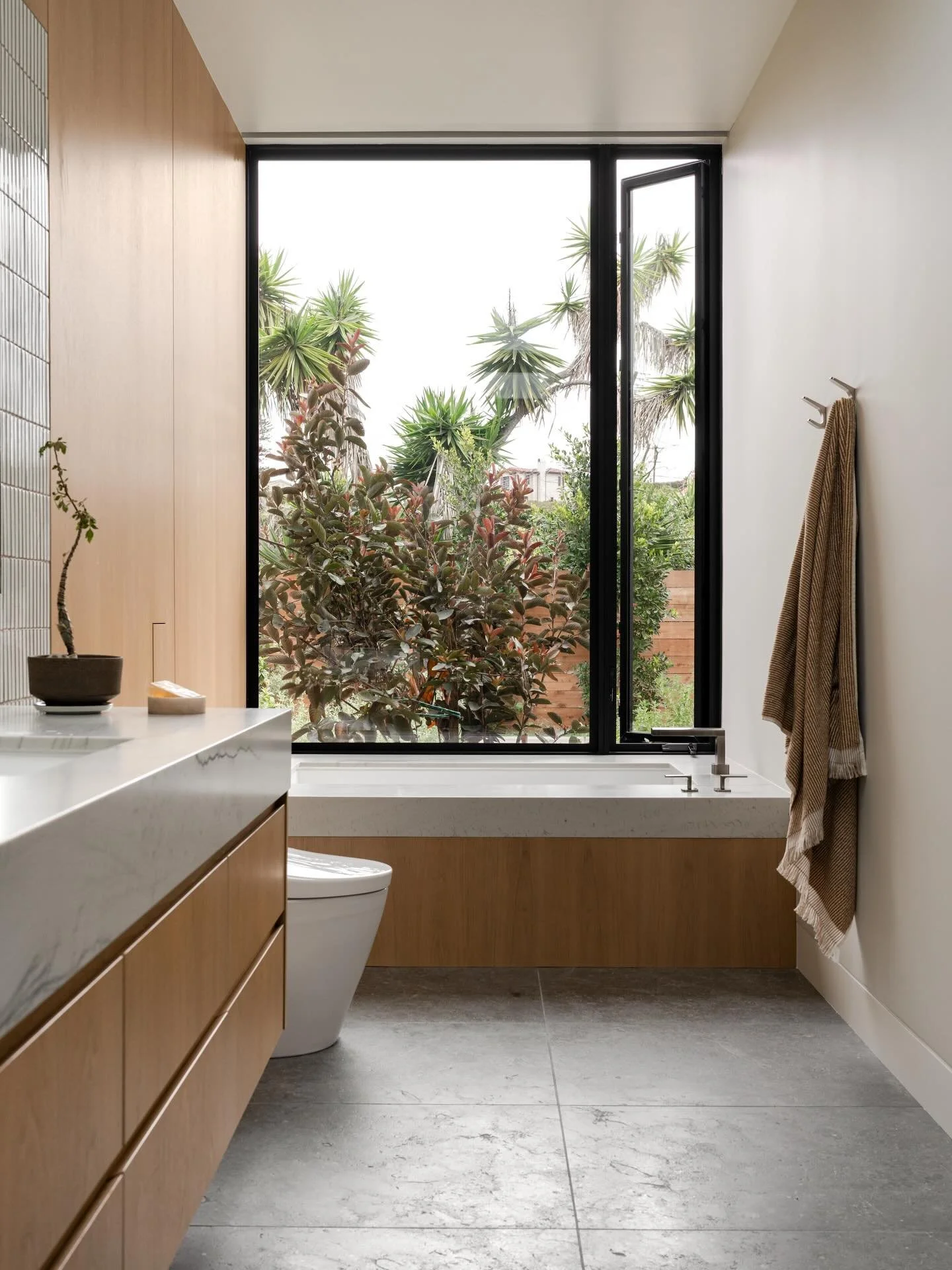 Bathing while bringing the outdoors in&hellip;.

Architecture/ Build: @fieldxstudio 
Design/Styling: @anaberdesign 
📷: @charlotteleaphotography 

#anaberdesign #bathroominspiration #bathroomdesignideas #elledecor