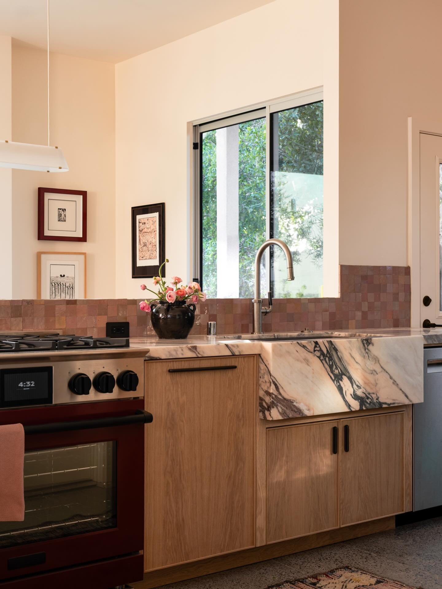 The burgundy range that started it all&hellip;. The range was the first selection for this renovation allowing us to explore a wonderful palette of reds, pinks, browns, and black.

Design/Styling: @anaberdesign 
📷: @charlotteleaphotography 

#anaber