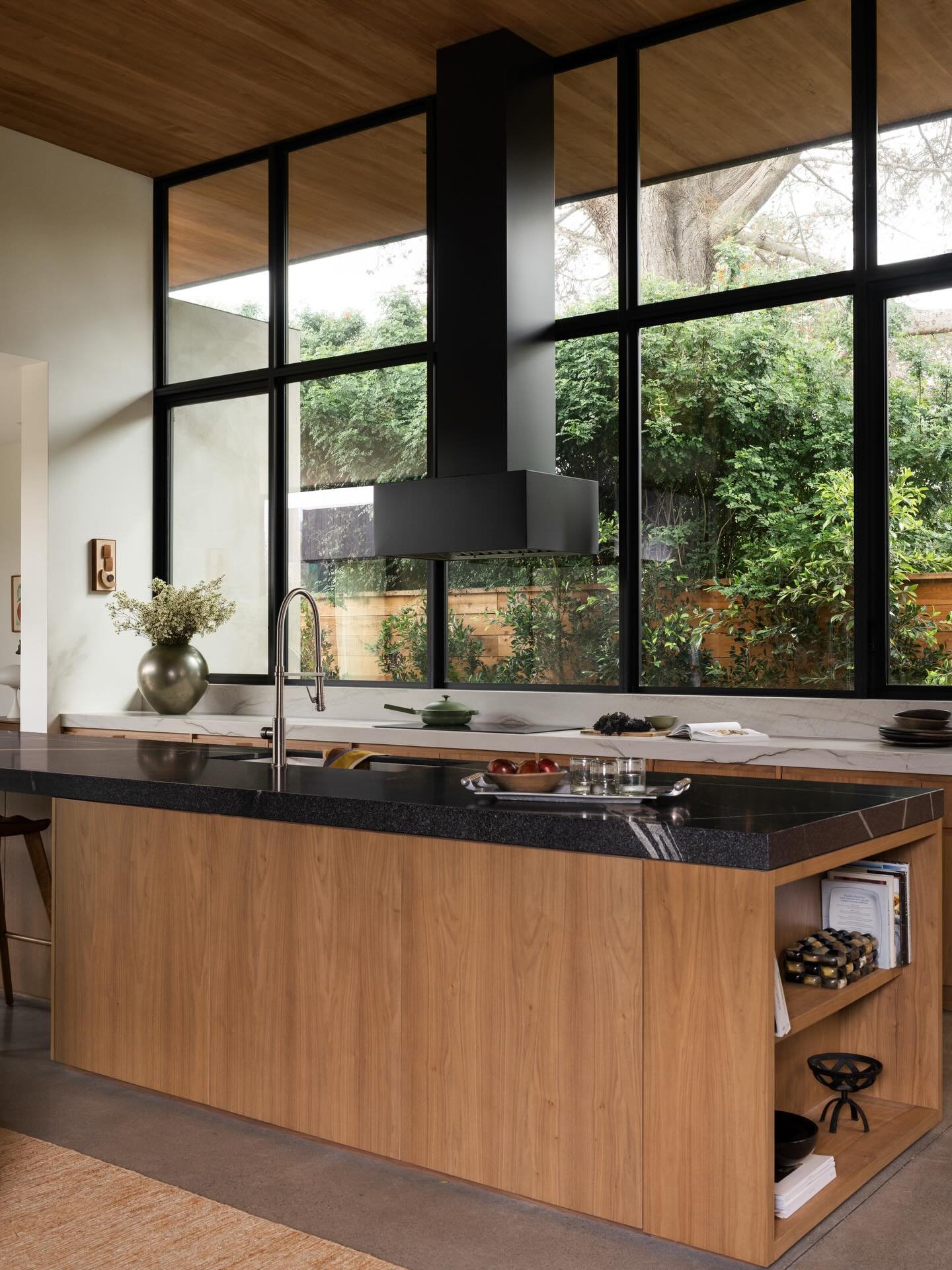 When the window steals the show&hellip;..

Fitting to share this kitchen today as @charlotteleaphotography is sharing the full carousel of this project on her feed today. Head to my stories to see it in its entirety ✨

Architecture/Build: @fieldxstud