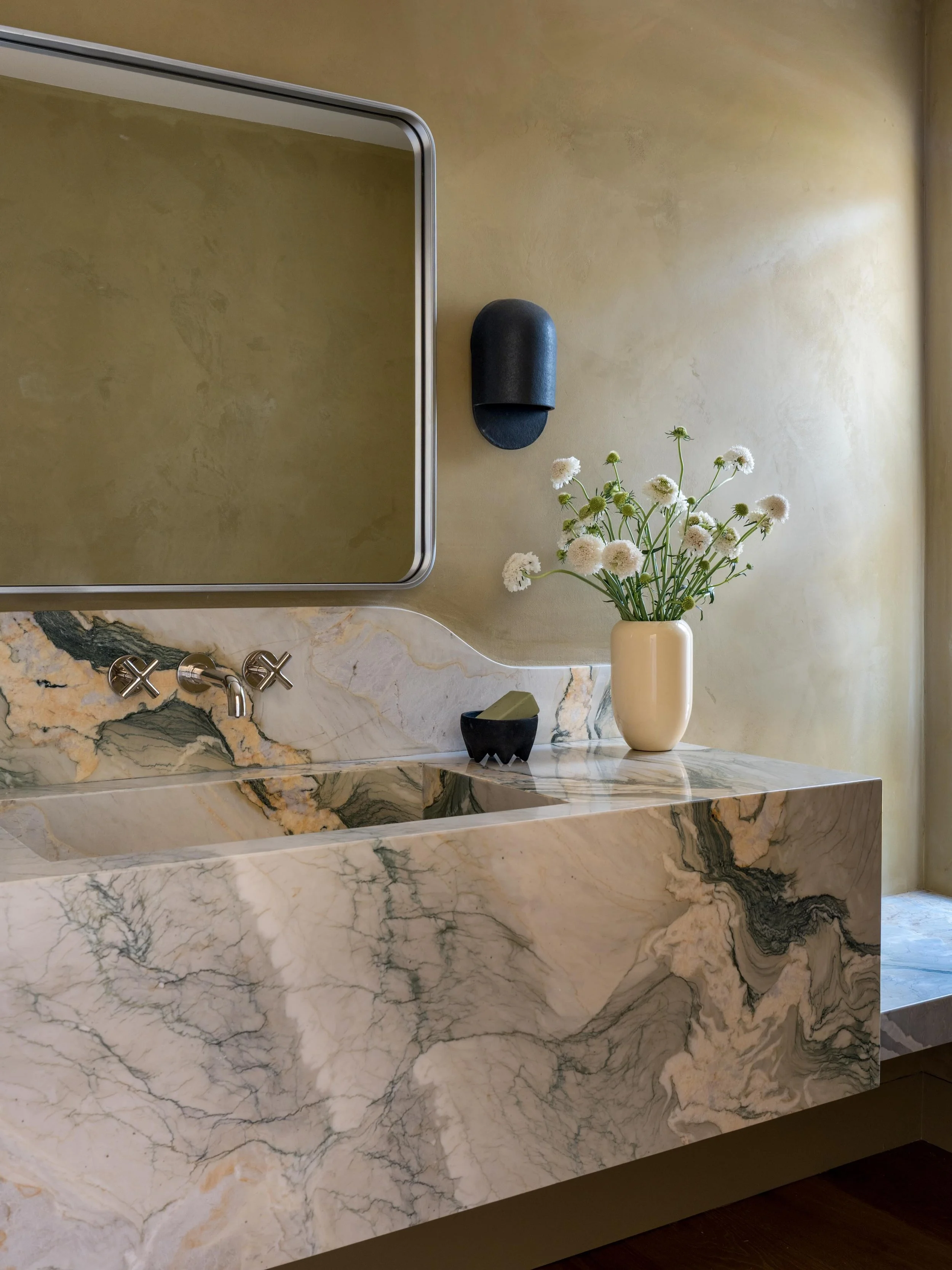 Just off the kitchen in our #aNDsunset project lies the powder bath with one heck of a stone and a custom plaster application to pair perfectly&hellip;

Design/Styling @anaberdesign 
Build: @oregontrailremodel 
Architecture: @happyspacestudio