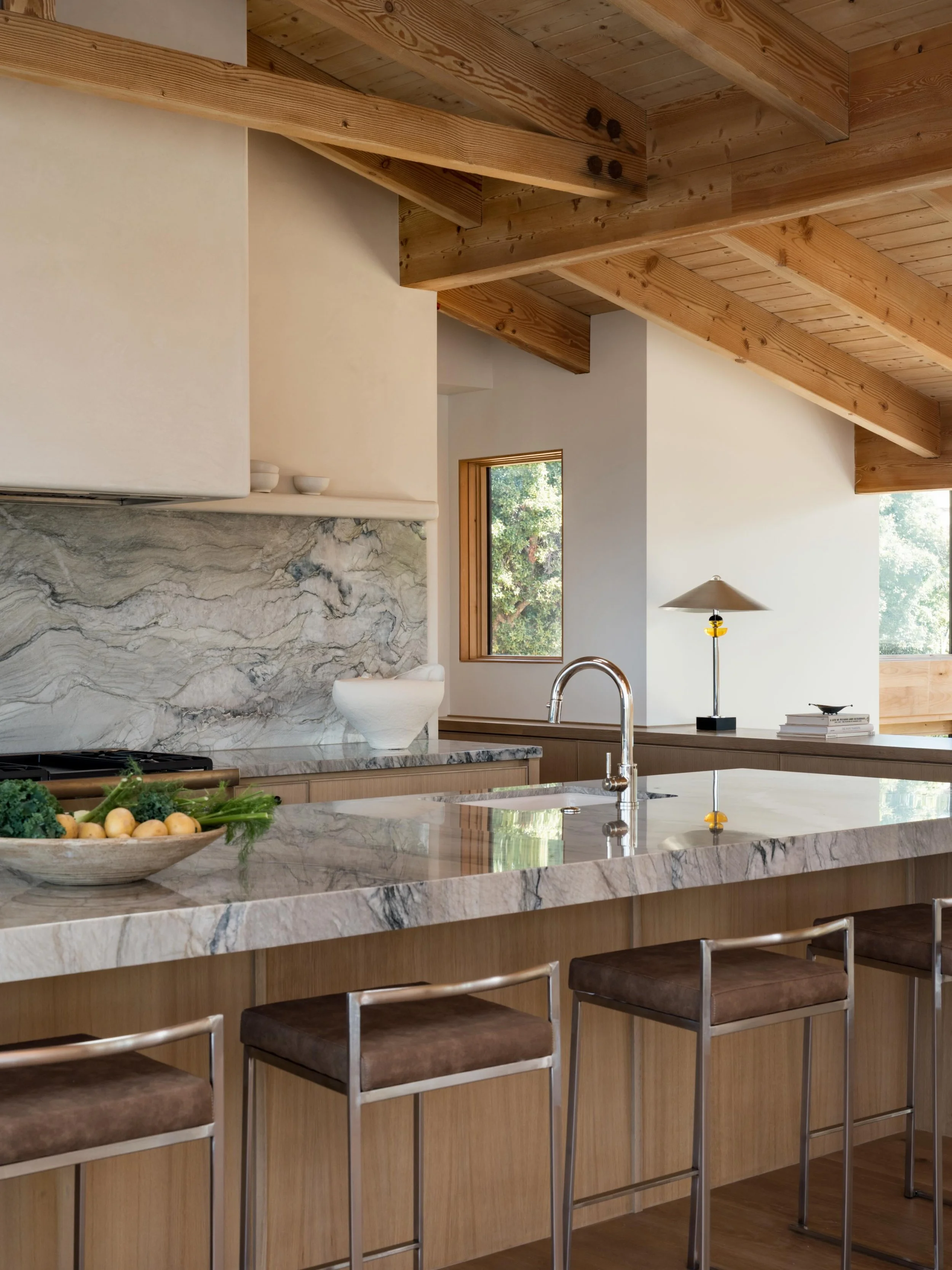 Another slice of our #aNDsunset kitchen ✨

Architecture: @happyspacestudio 
Design/Styling: @anaberdesign 
Build: @oregontrailremodel 
📷: @charlotteleaphotography 

#anaberdesign #kitchendesign #coastalmodern #californiamodern