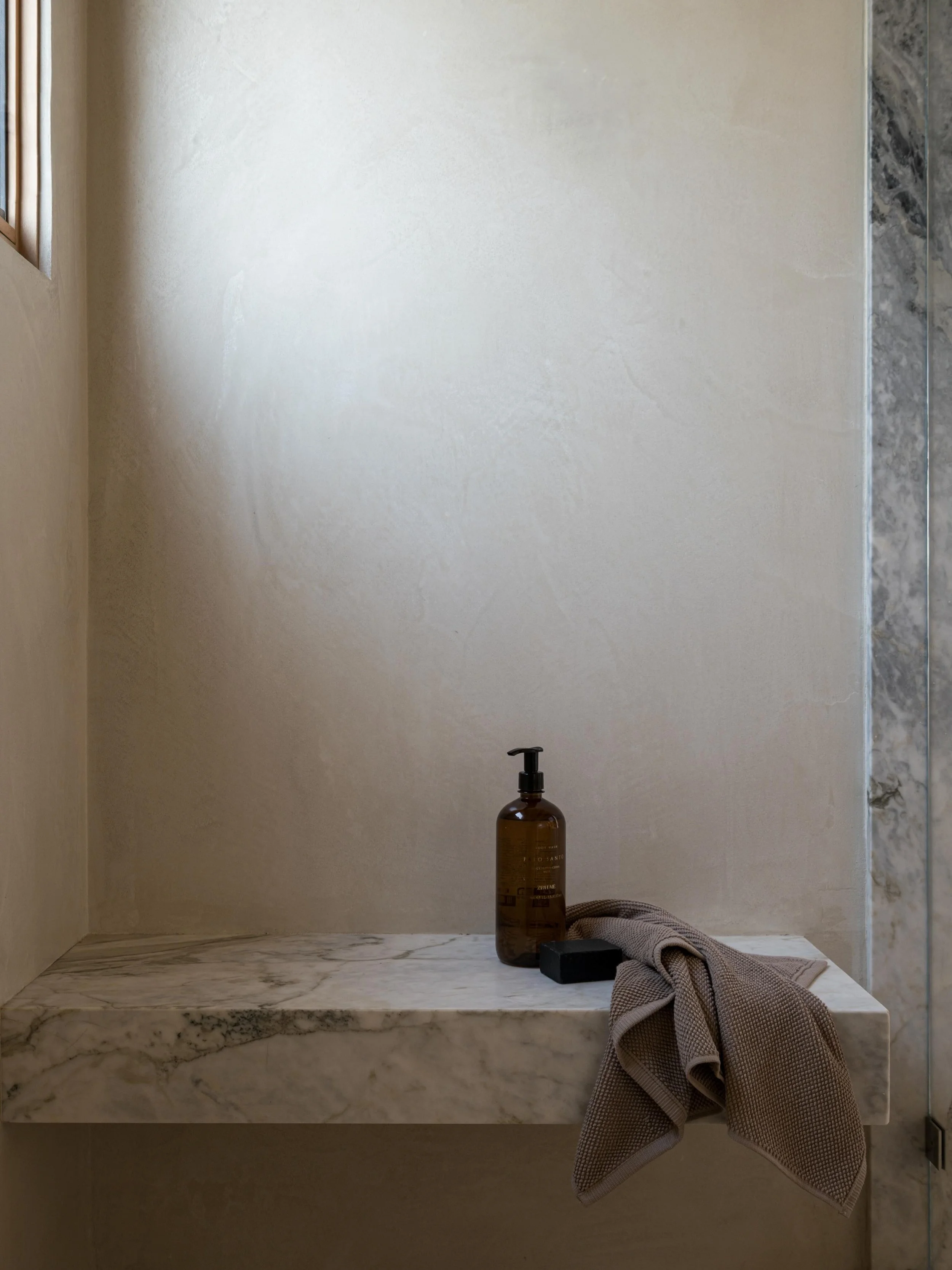 When the light hits just right&hellip;.

Design: @anaberdesign 
📷: @charlotteleaphotography 

#plaster #plasterwalls #bathroomdesıgn