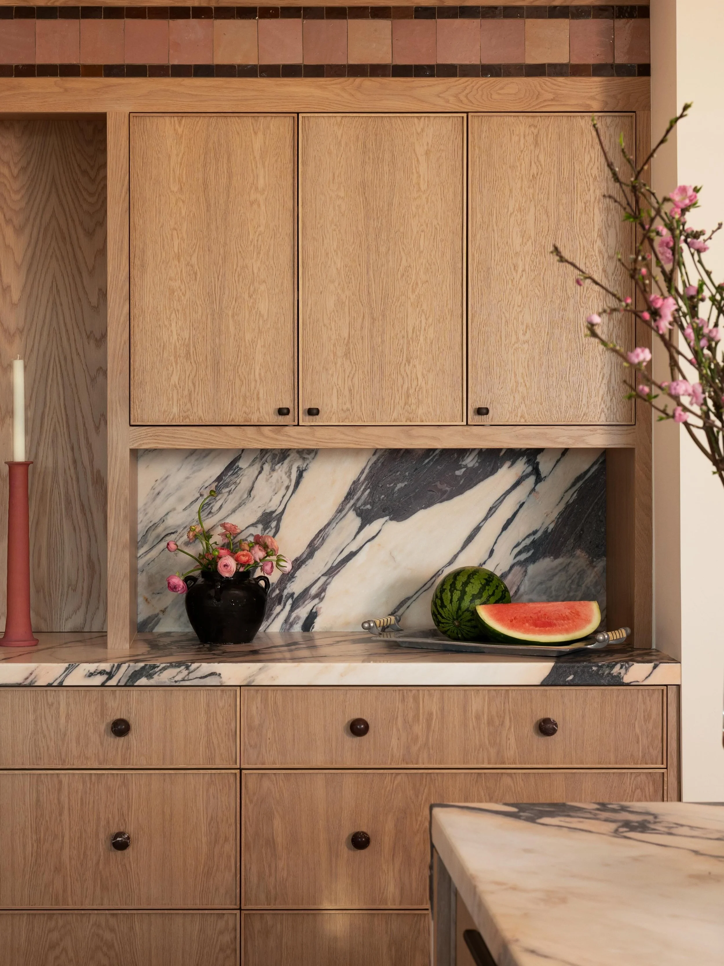 A favorite corner from our #aNDrobley project ✨

Design/Styling: @anaberdesign 
📷: @charlotteleaphotography 

#marble #kitchendesign #sodomino #ruedaily