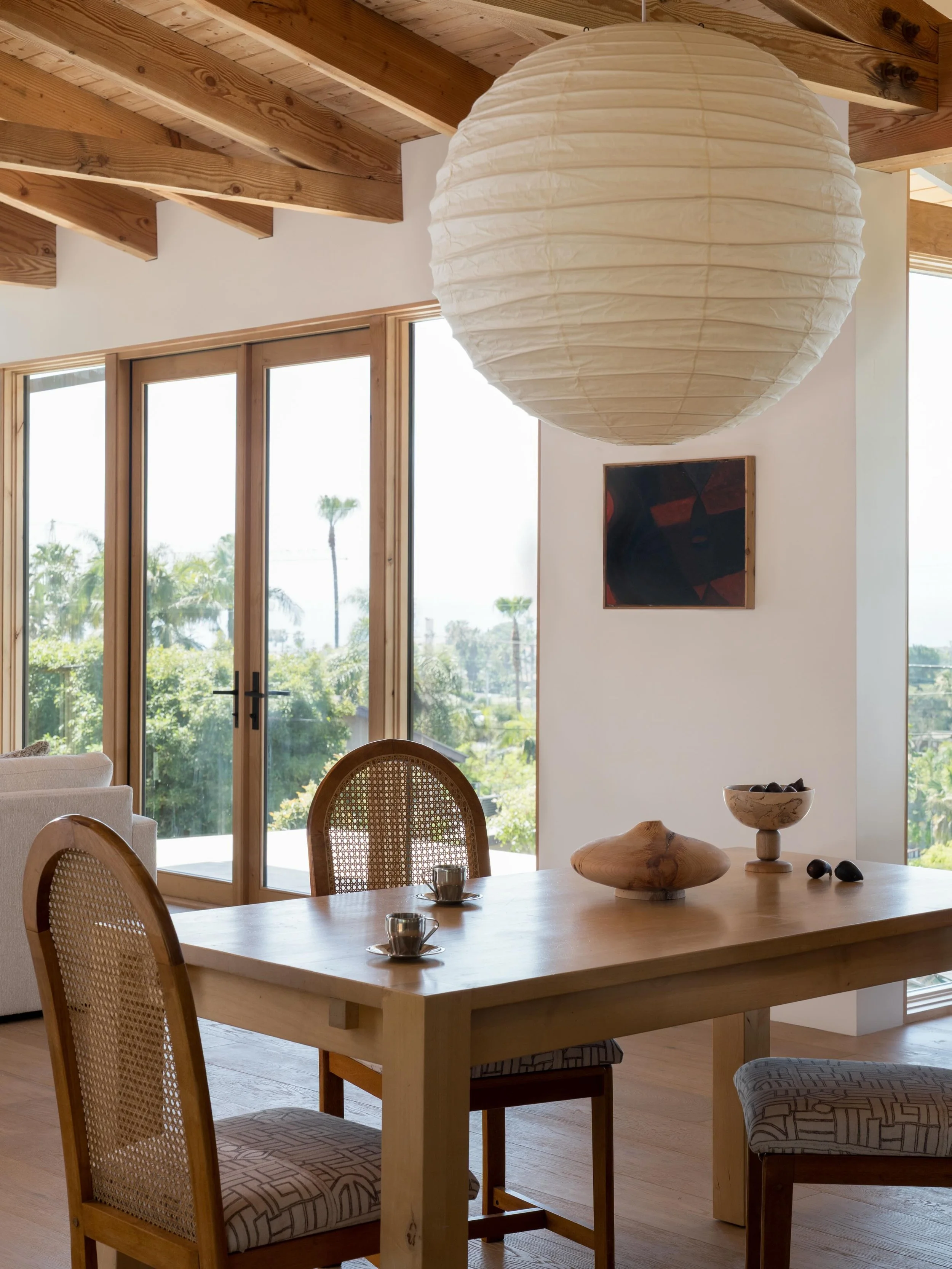 Simple dining with views for days&hellip;.
#aNDsunset

Architecture: @happyspacestudio 
Design/Styling: @anaberdesign 
Build: @oregontrailremodel 
📷: @charlotteleaphotography 

#diningroomdesign #scandinavianstyle #californiamodern #woodbeams