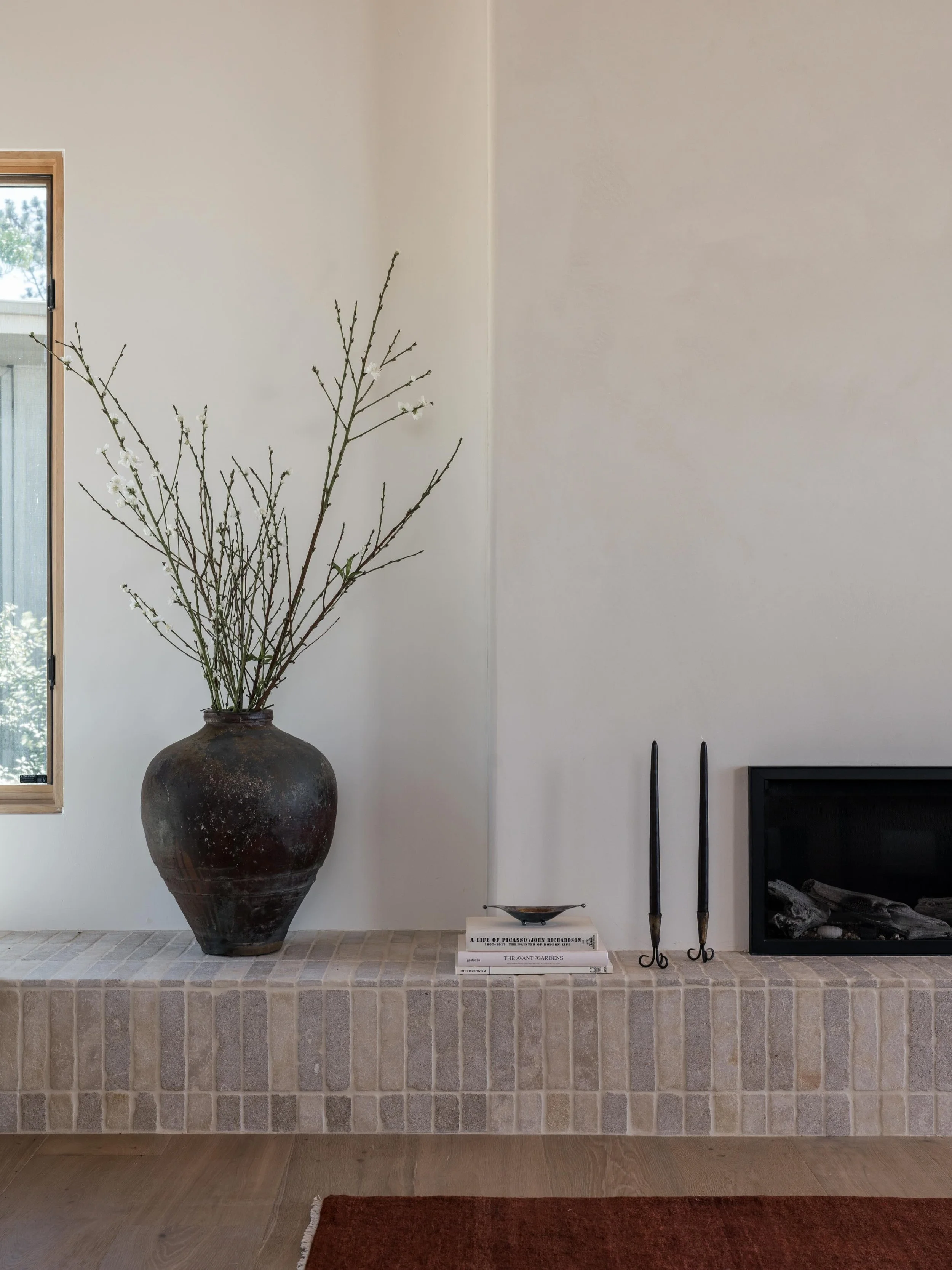 Closer up on the fireplace details at our #aNDsunset project&hellip;

Architecture: @happyspacestudio 
Design/Styling: @anaberdesign 
Build: @oregontrailremodel 
📷: @charlotteleaphotography 

#plasterwalls #fireplacedesign #fireplacehearth