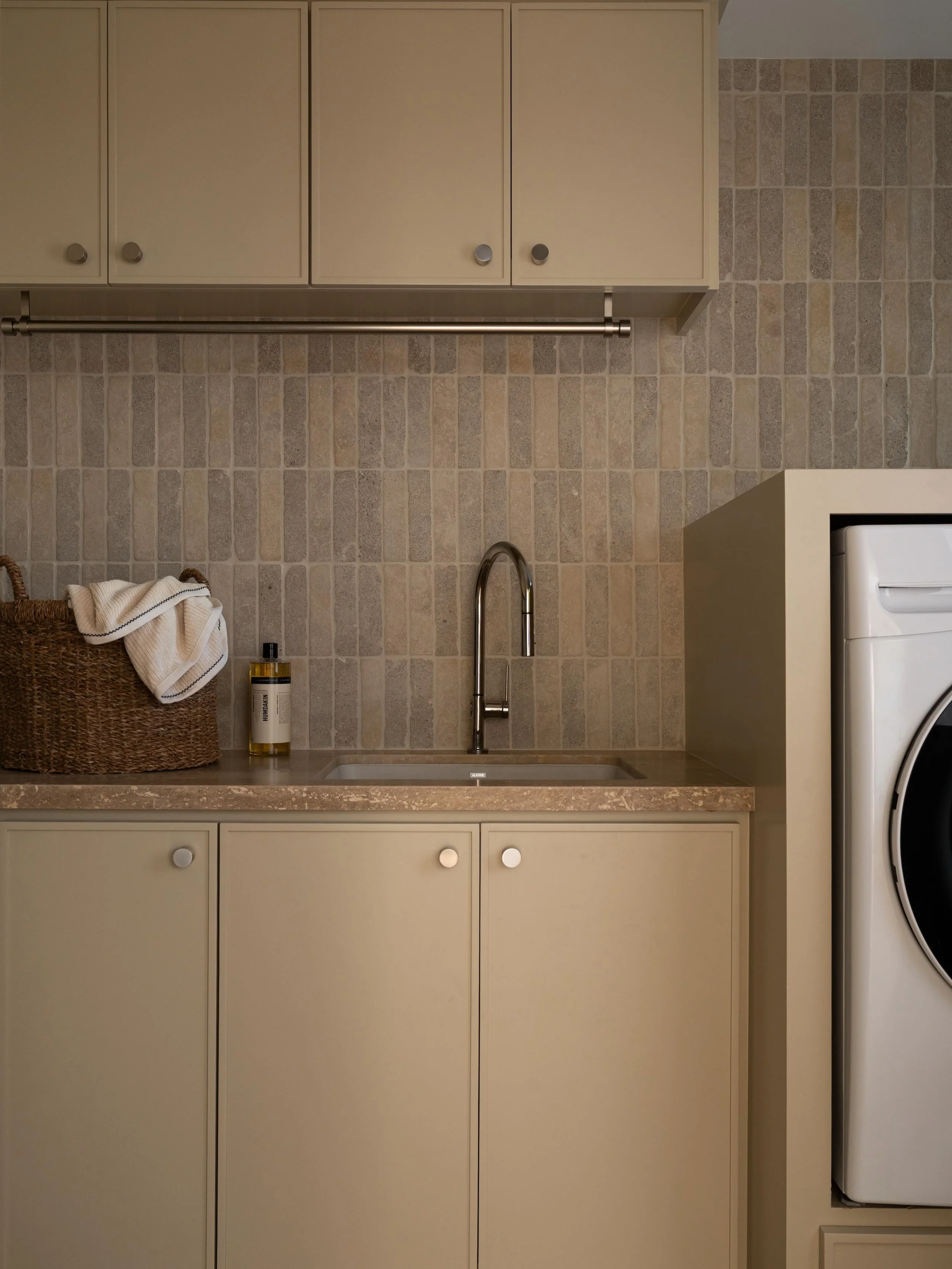 Laundry, but make it pleasant&hellip;.

Design/Styling: @anaberdesign 
📷: @charlotteleaphotography 

#laundryroom #greencabinets #sodomino #ruedaily