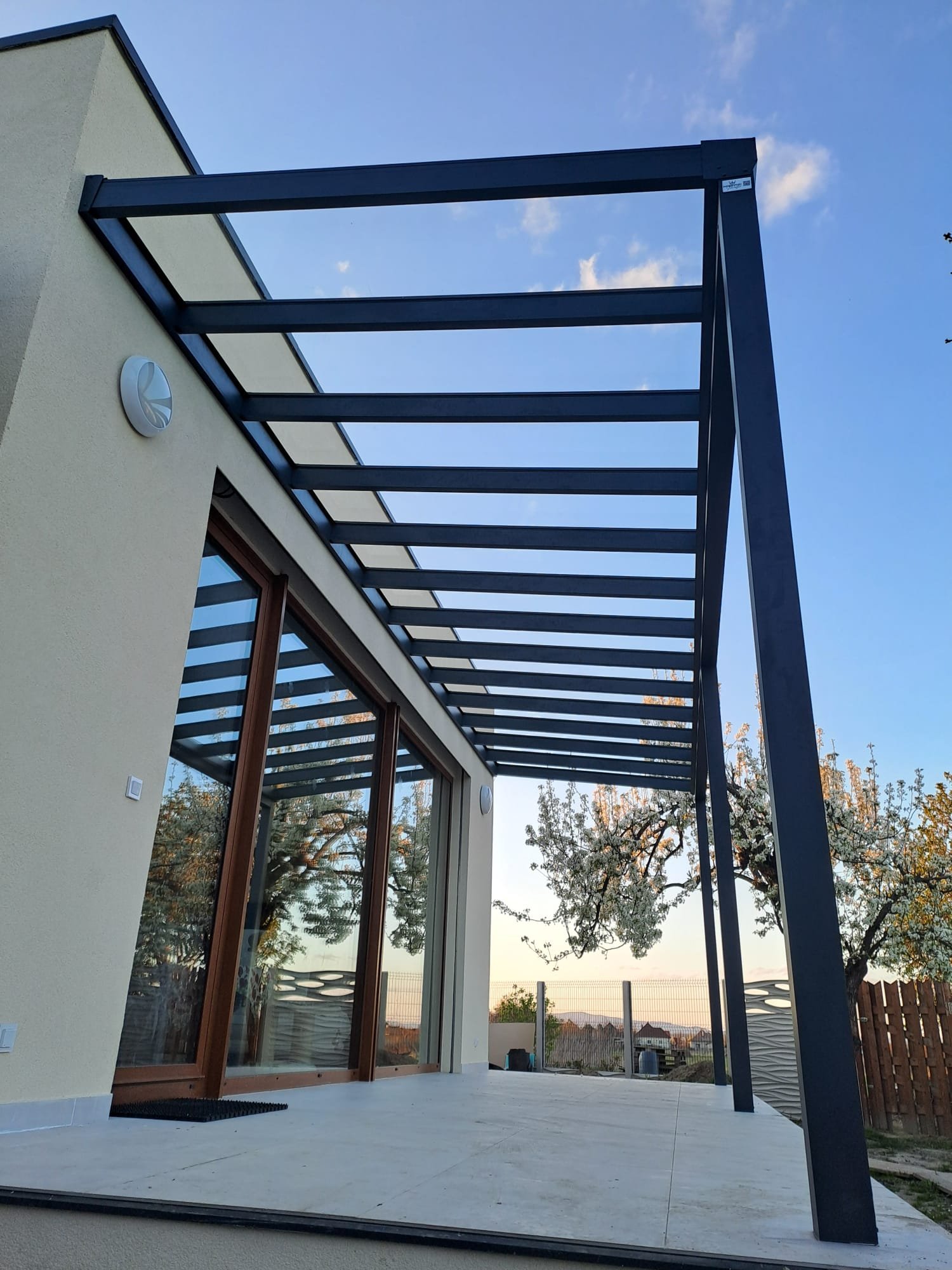 antracit-pergola-uveg-nelkul-aluminium-szerkezet.jpeg