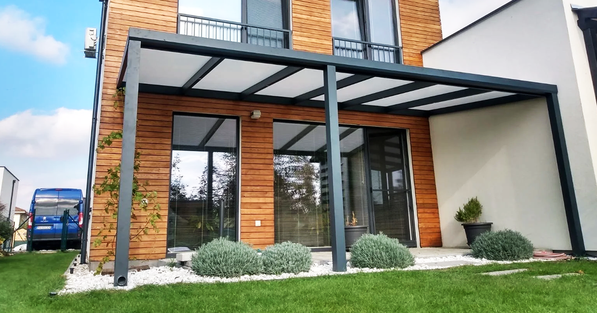Antracit alumínium pergola modern családi ház teraszán, opál polikarbonát tetővel