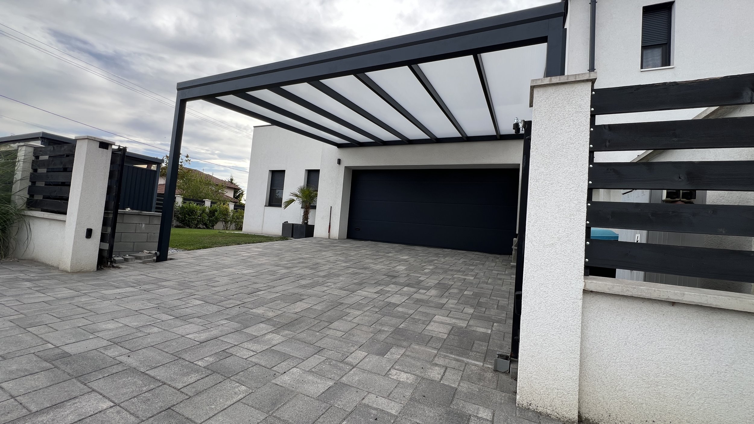 antracit-aluminium-pergola-autobeallo-polikarbonat-nagytarcsa-01.JPG