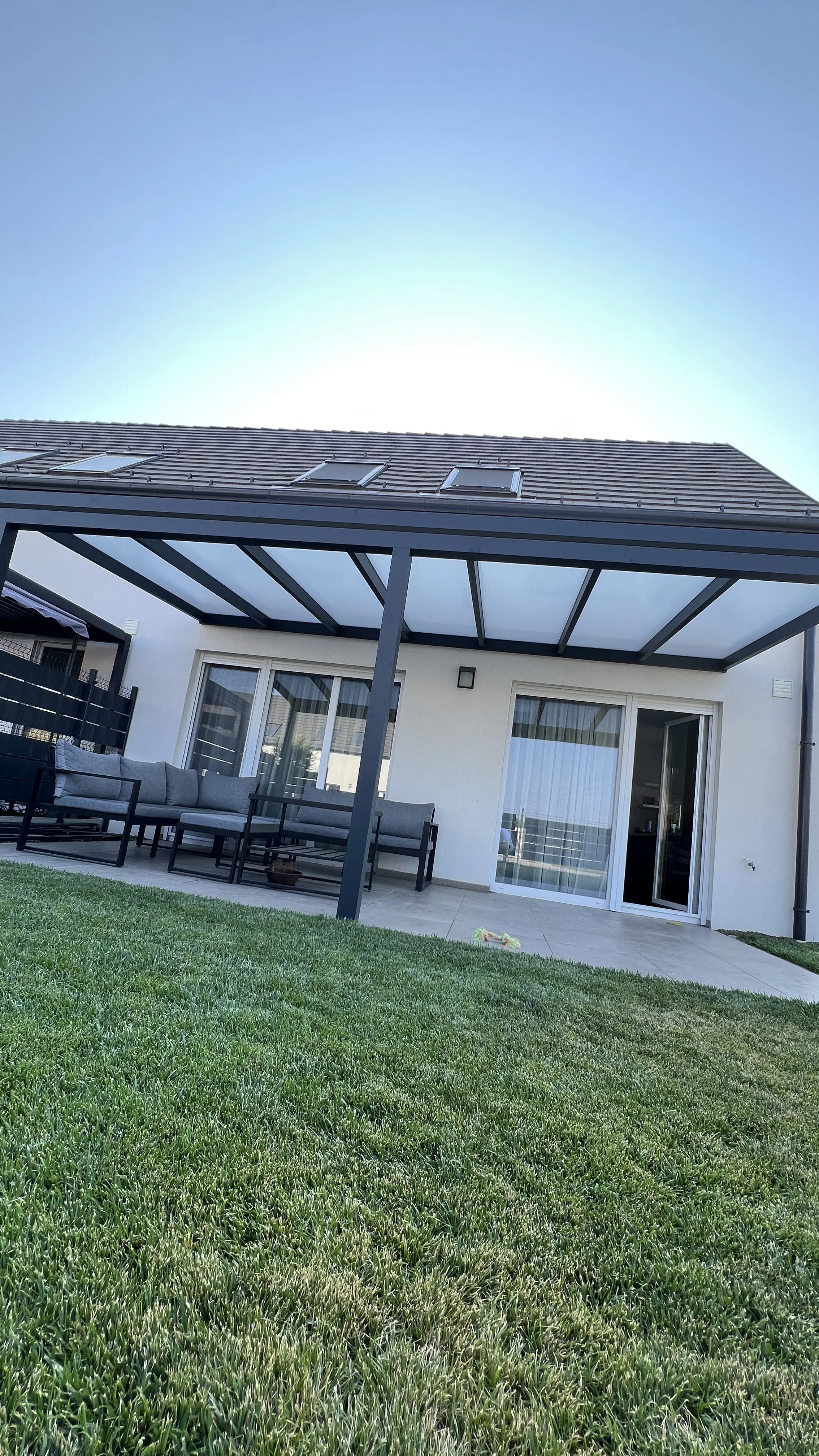 antracit-aluminium-pergola-teraszfedes-polikarbonat-teto-pest-megye-vac-01.JPG