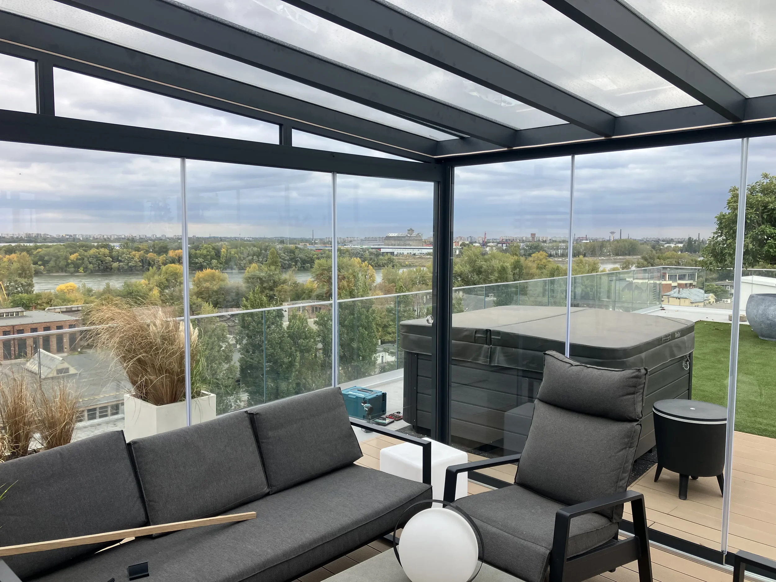 Teraszbeépítés okosan: keretes vagy keret nélküli szezonális télikert?