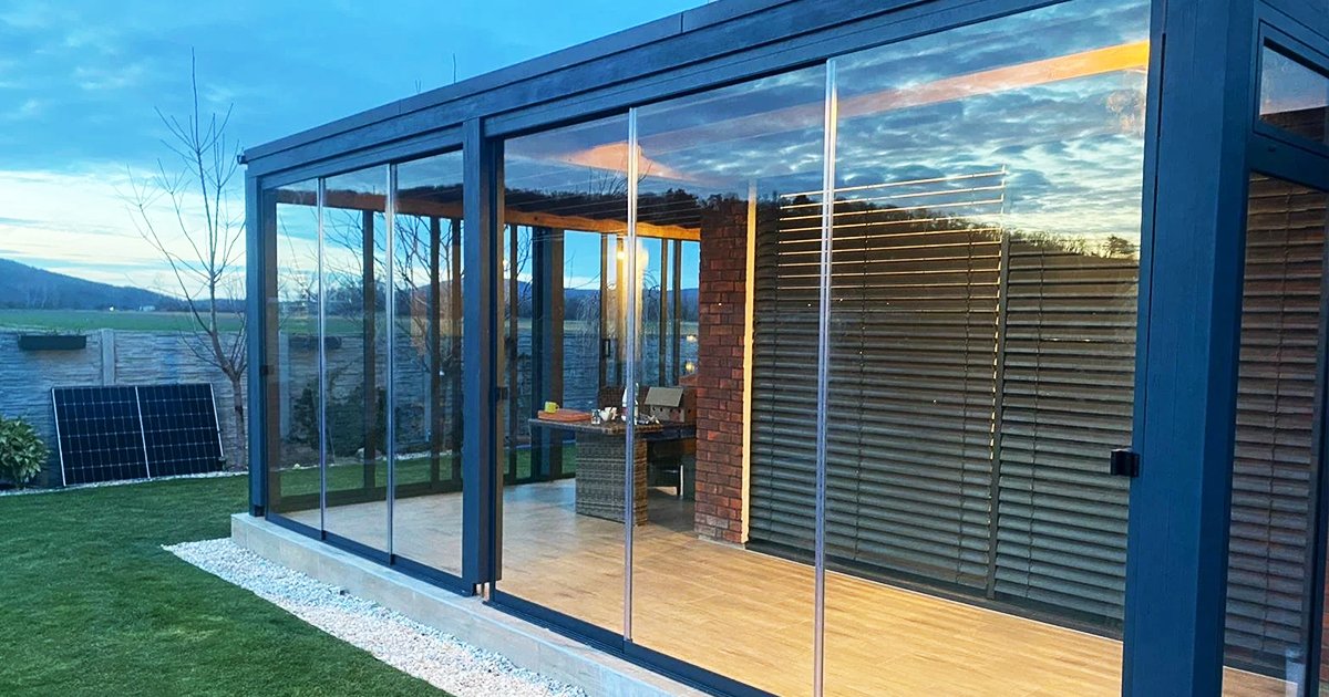 Szezonális télikert keret nélküli üvegezéssel